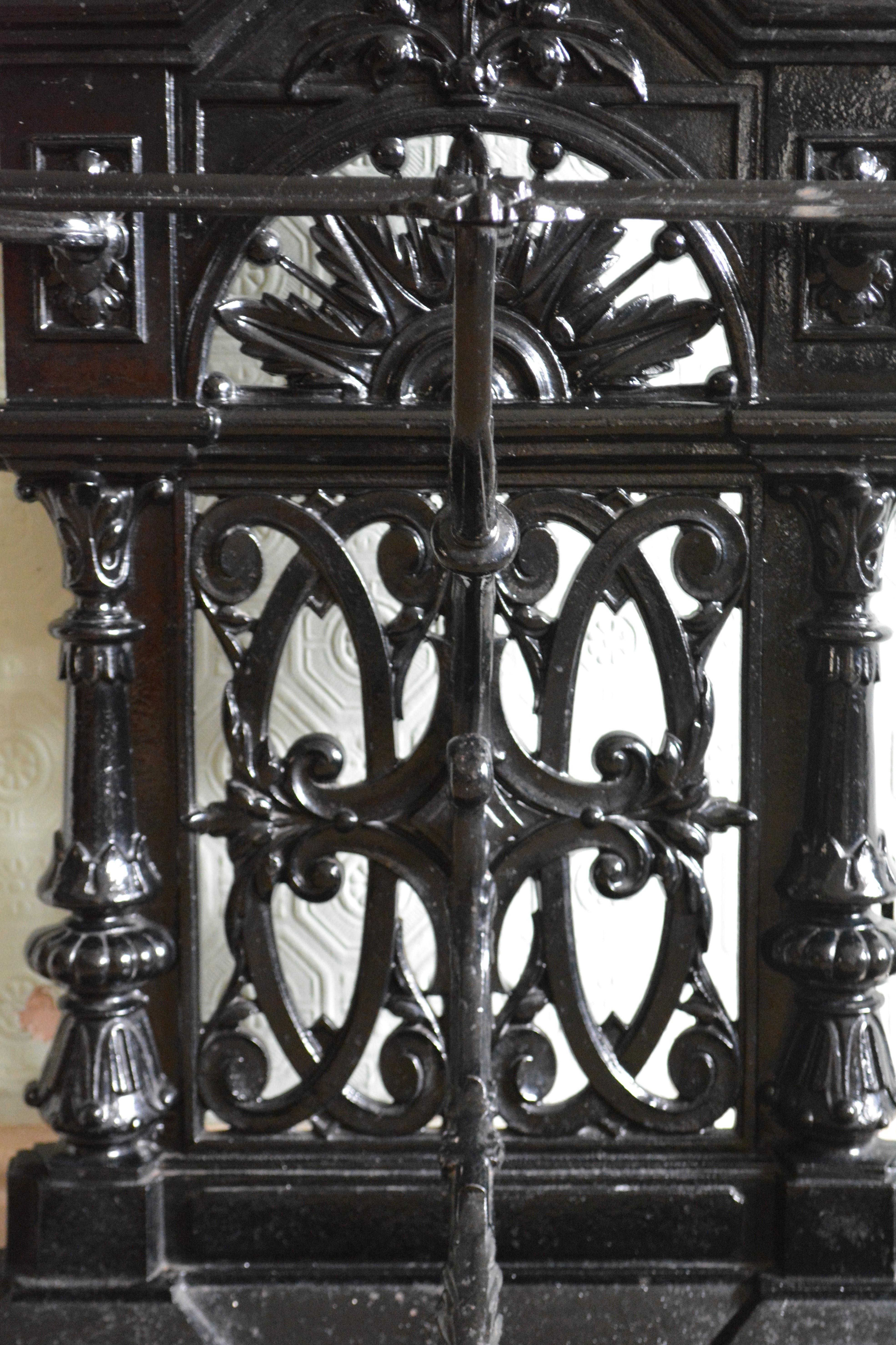 Meuble de salle en fonte Art Nouveau à la manière de Christopher Dresser en vente 11