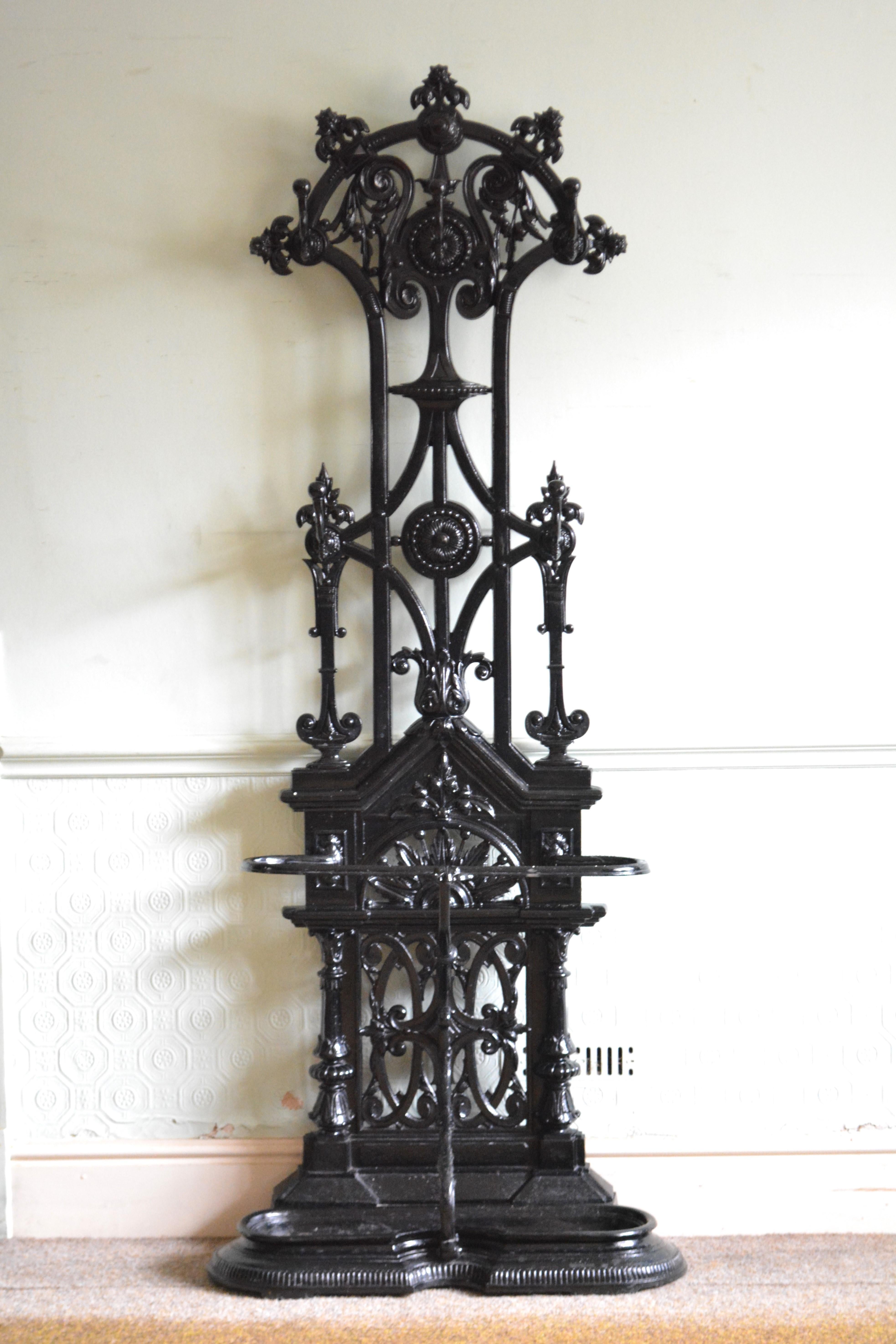 P0306  Magnifique et très élégant porte-manteau en fonte de style victorien anglais à la manière de Christopher Dresser, avec une décoration élaborée et ajourée avec des fleurs, des rinceaux et des motifs de feuilles, et cinq christophes sur le