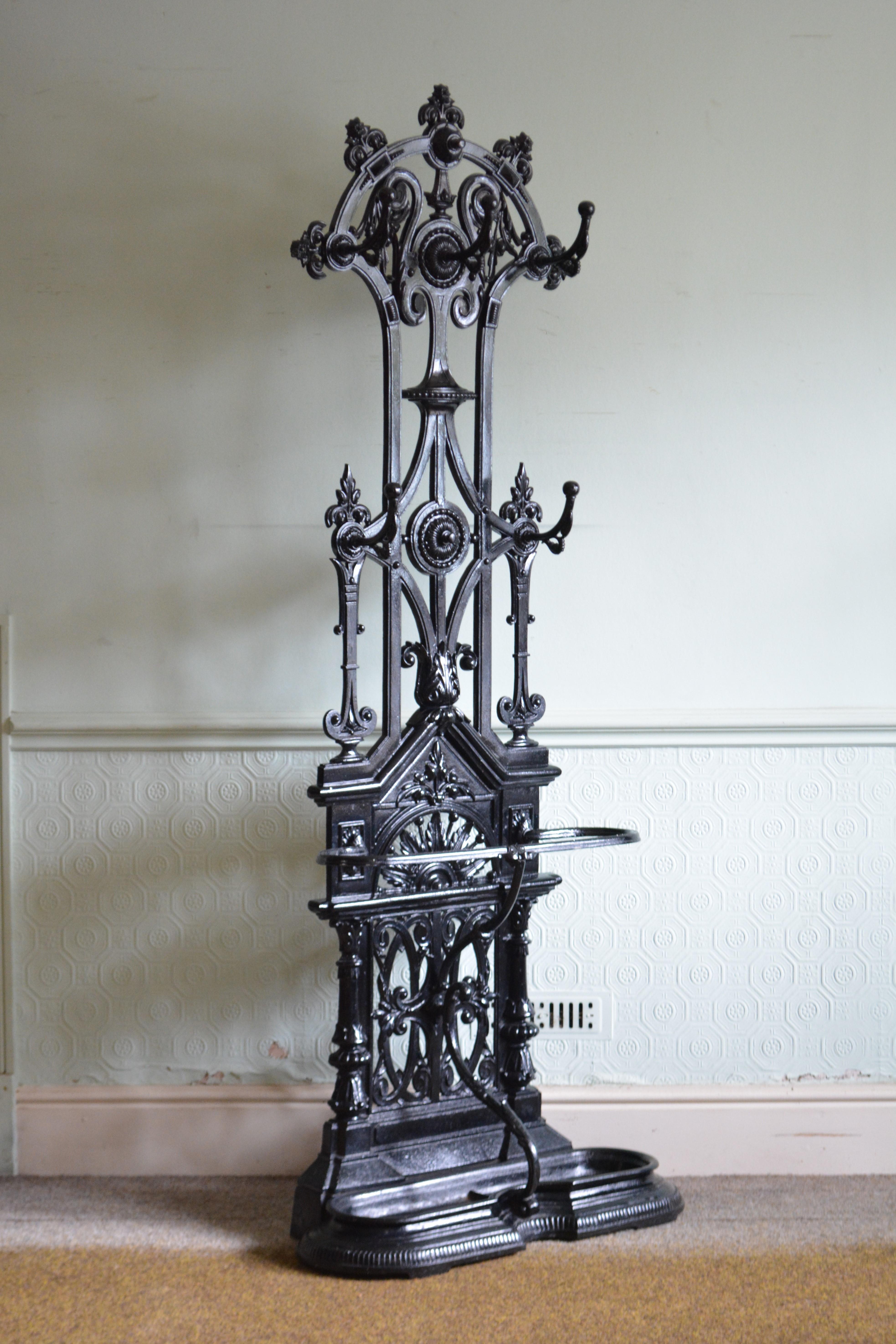 Art nouveau Meuble de salle en fonte Art Nouveau à la manière de Christopher Dresser en vente