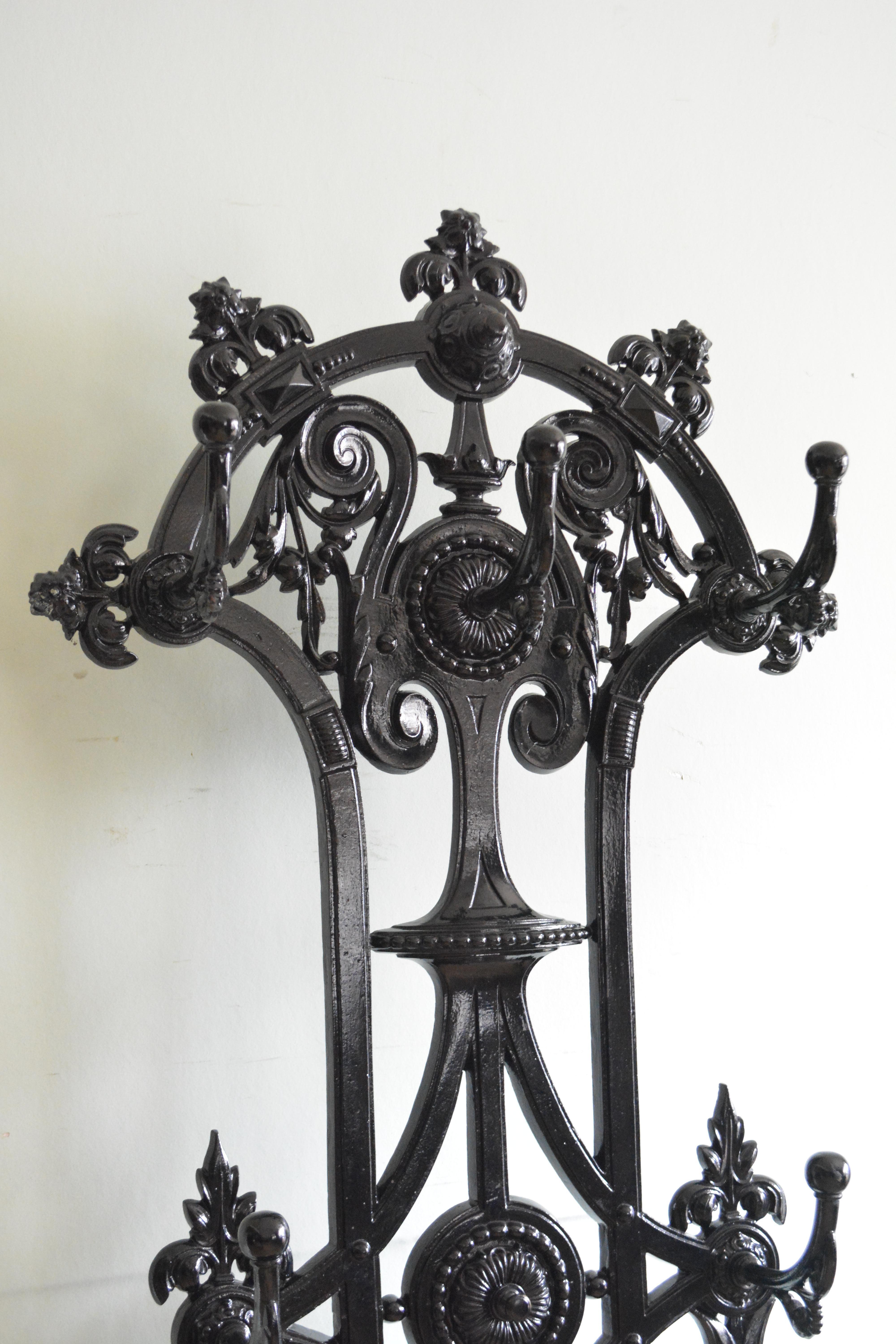 Anglais Meuble de salle en fonte Art Nouveau à la manière de Christopher Dresser en vente