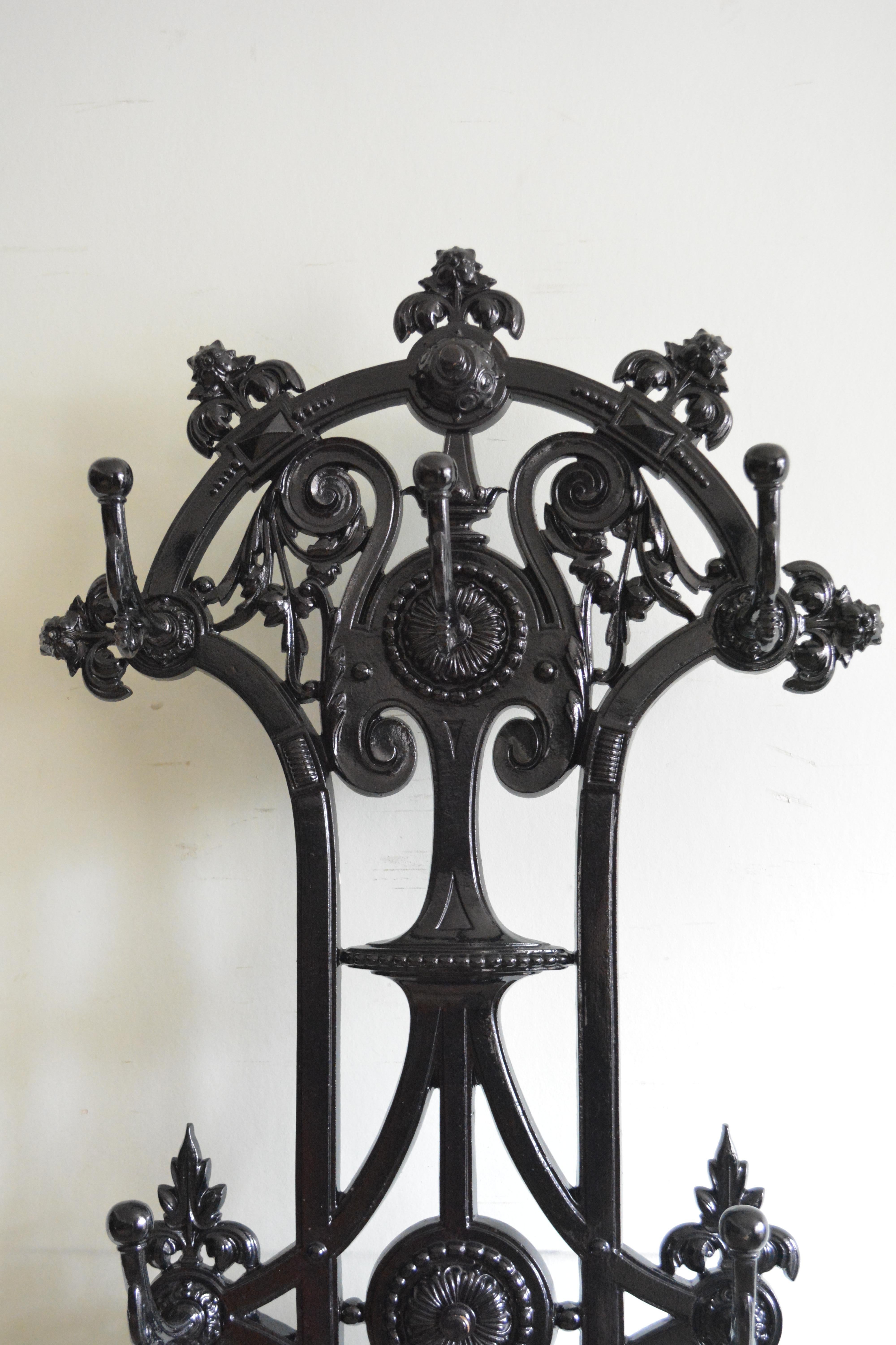 Meuble de salle en fonte Art Nouveau à la manière de Christopher Dresser Bon état - En vente à High Peak, GB