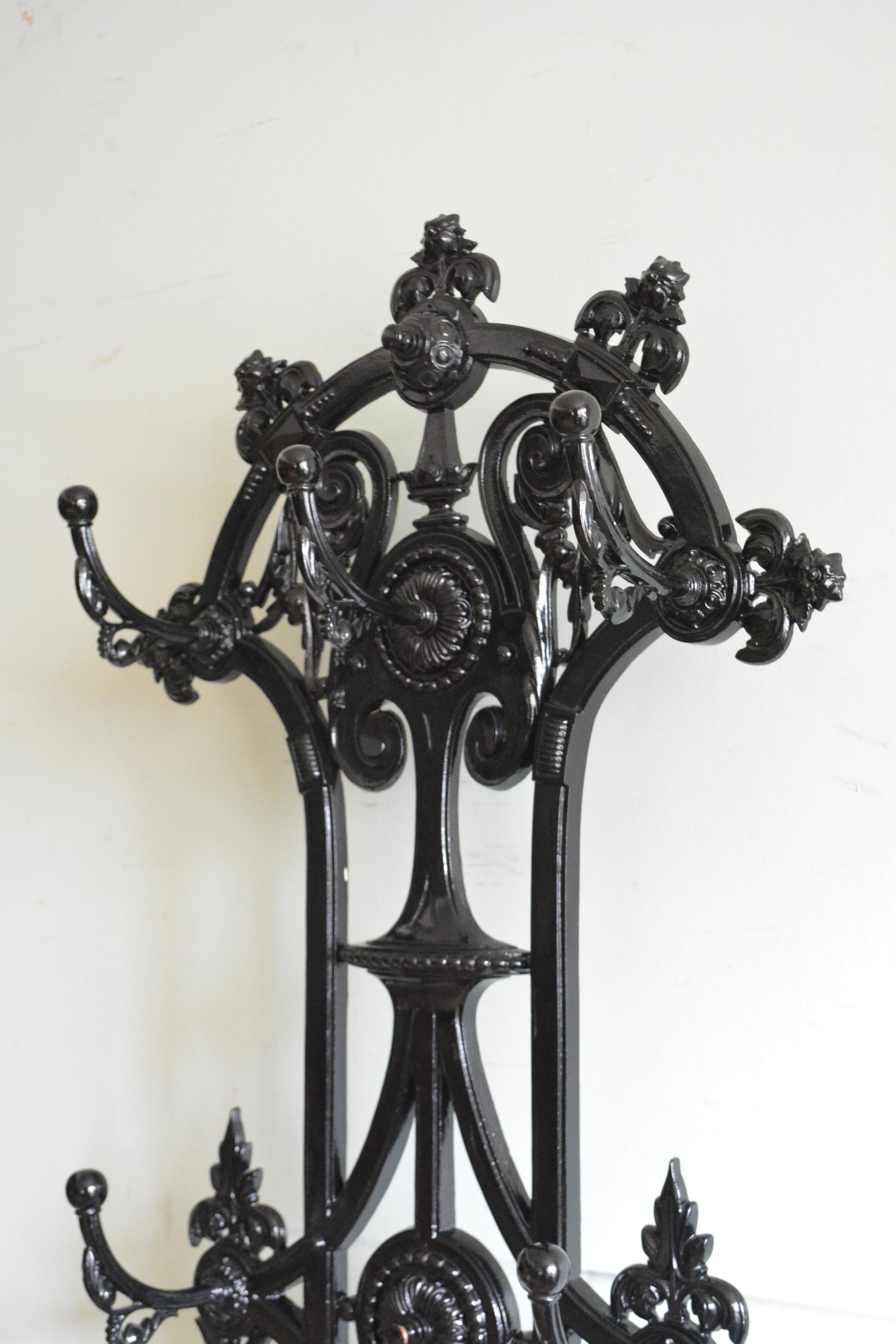 Meuble de salle en fonte Art Nouveau à la manière de Christopher Dresser en vente 2