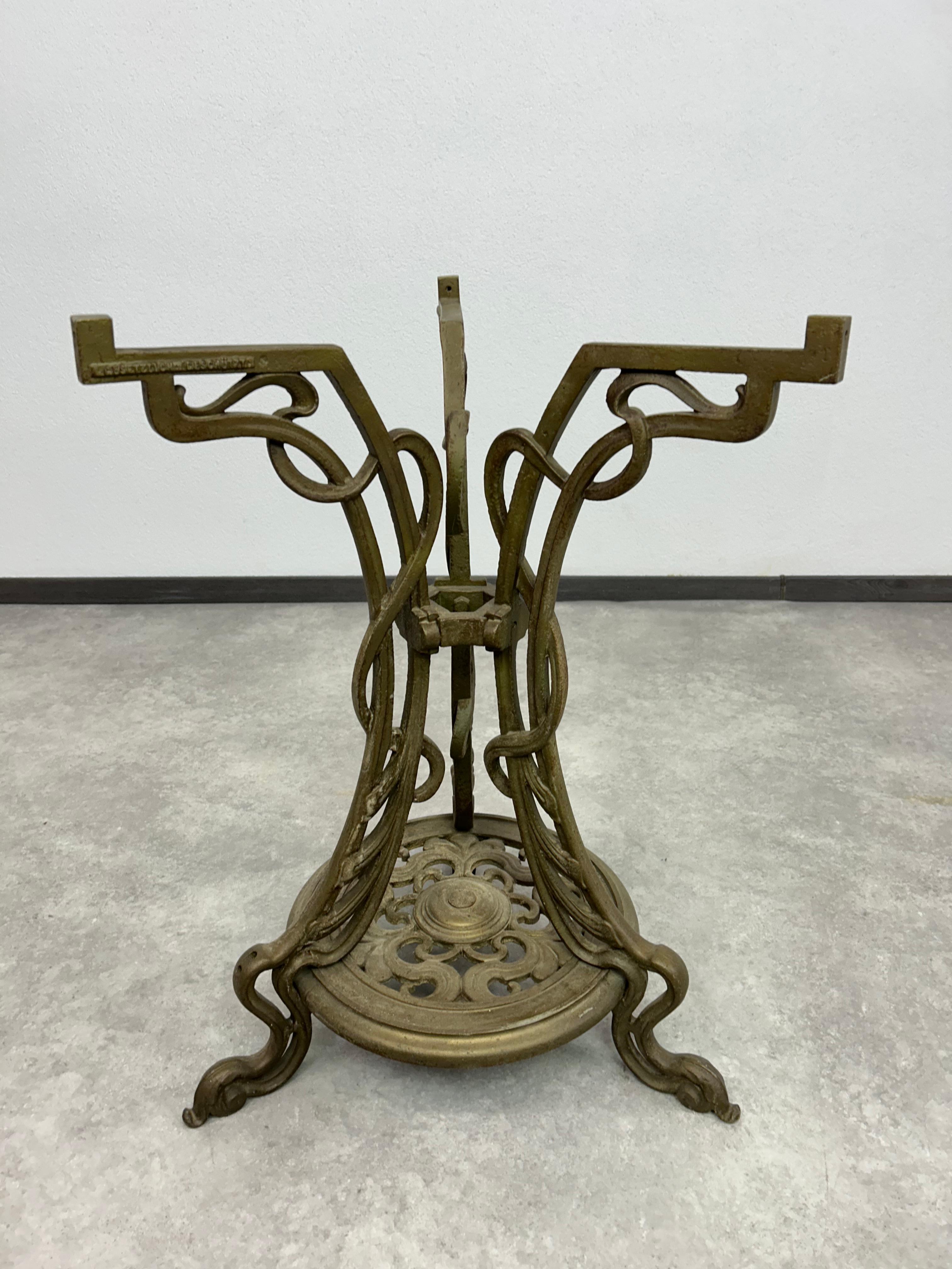 Art nouveau cast iron table with marble top In Excellent Condition For Sale In Banská Štiavnica, SK