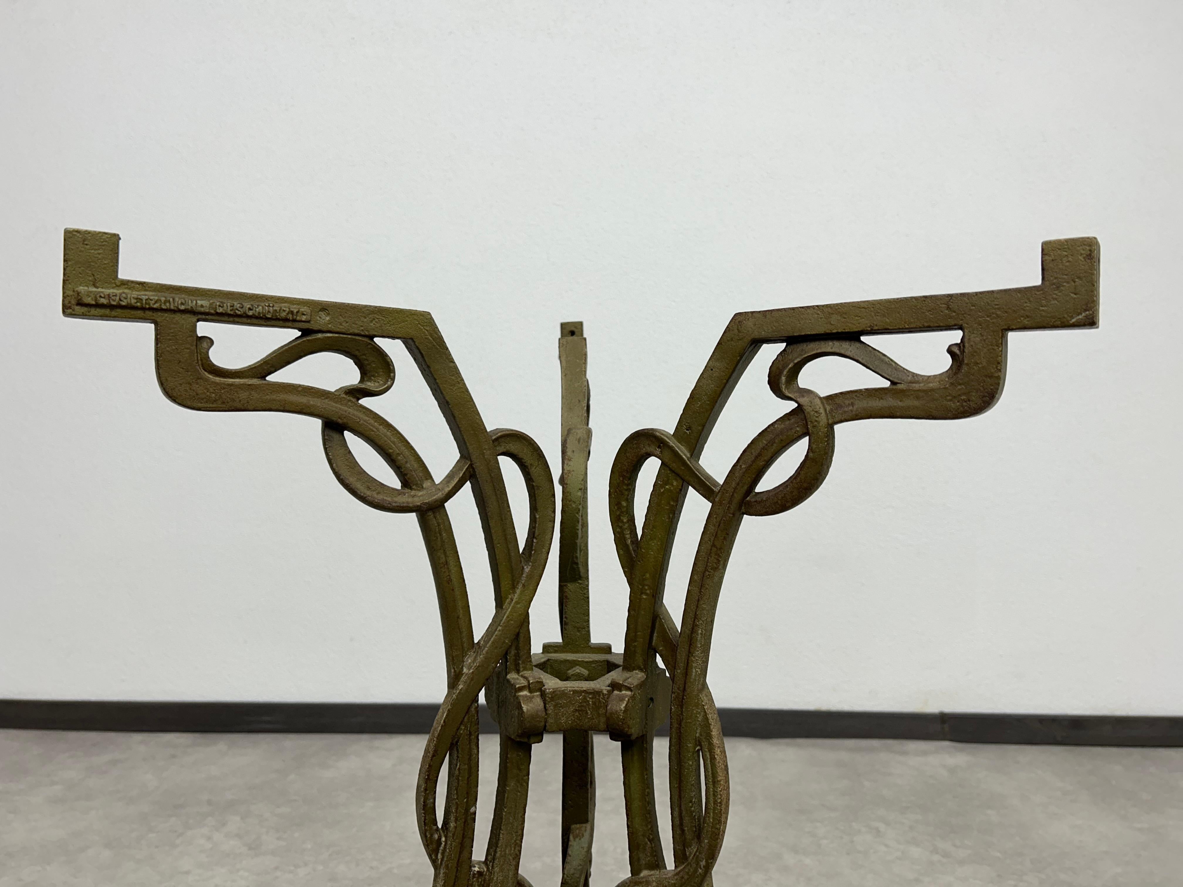 Art nouveau cast iron table with marble top For Sale 2