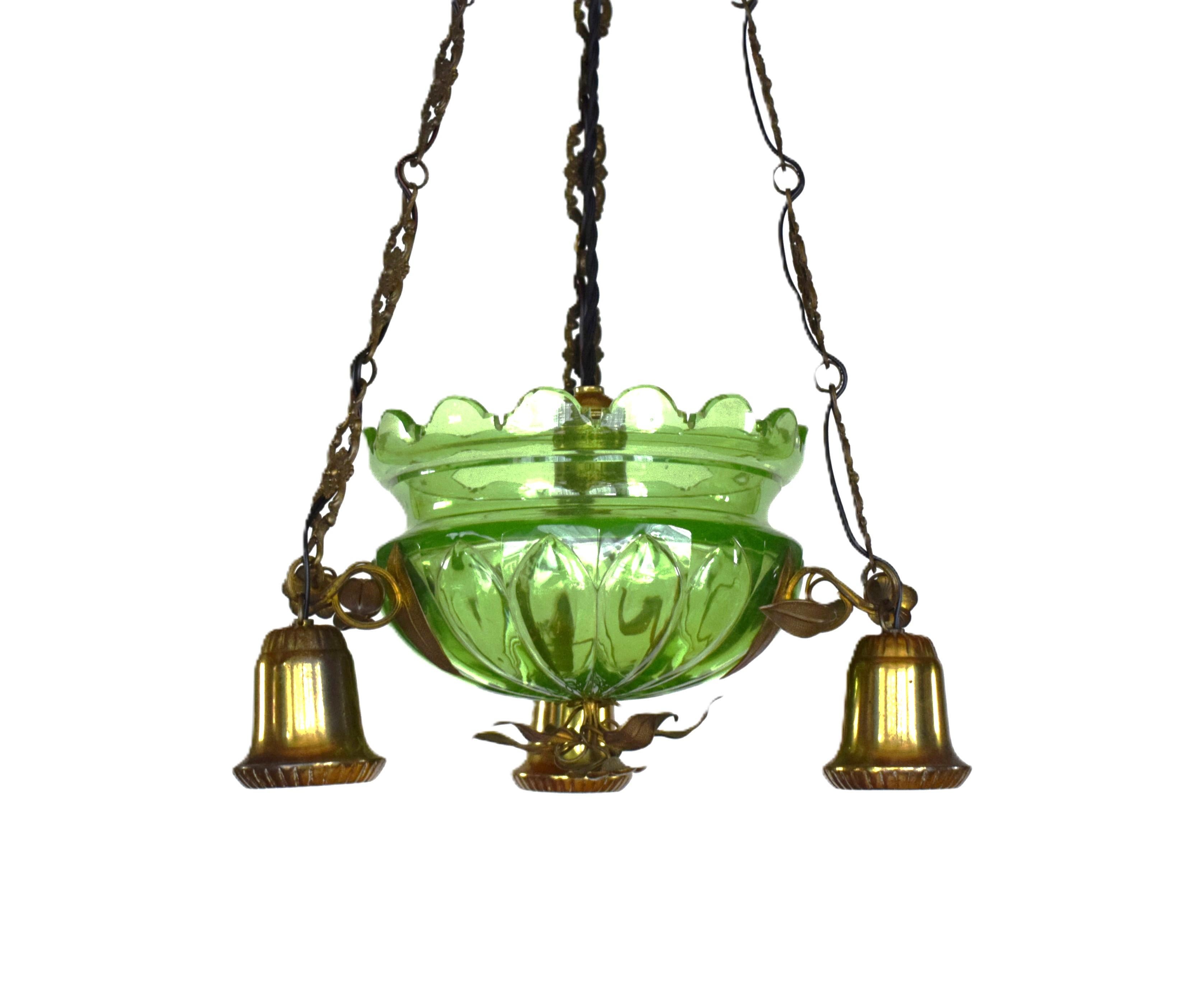 Preciosa lámpara de techo de cristal de uranio (esculpido y pulido).
Alegre montura de latón con hojas y flores.
4 enchufes E27 - recableados.