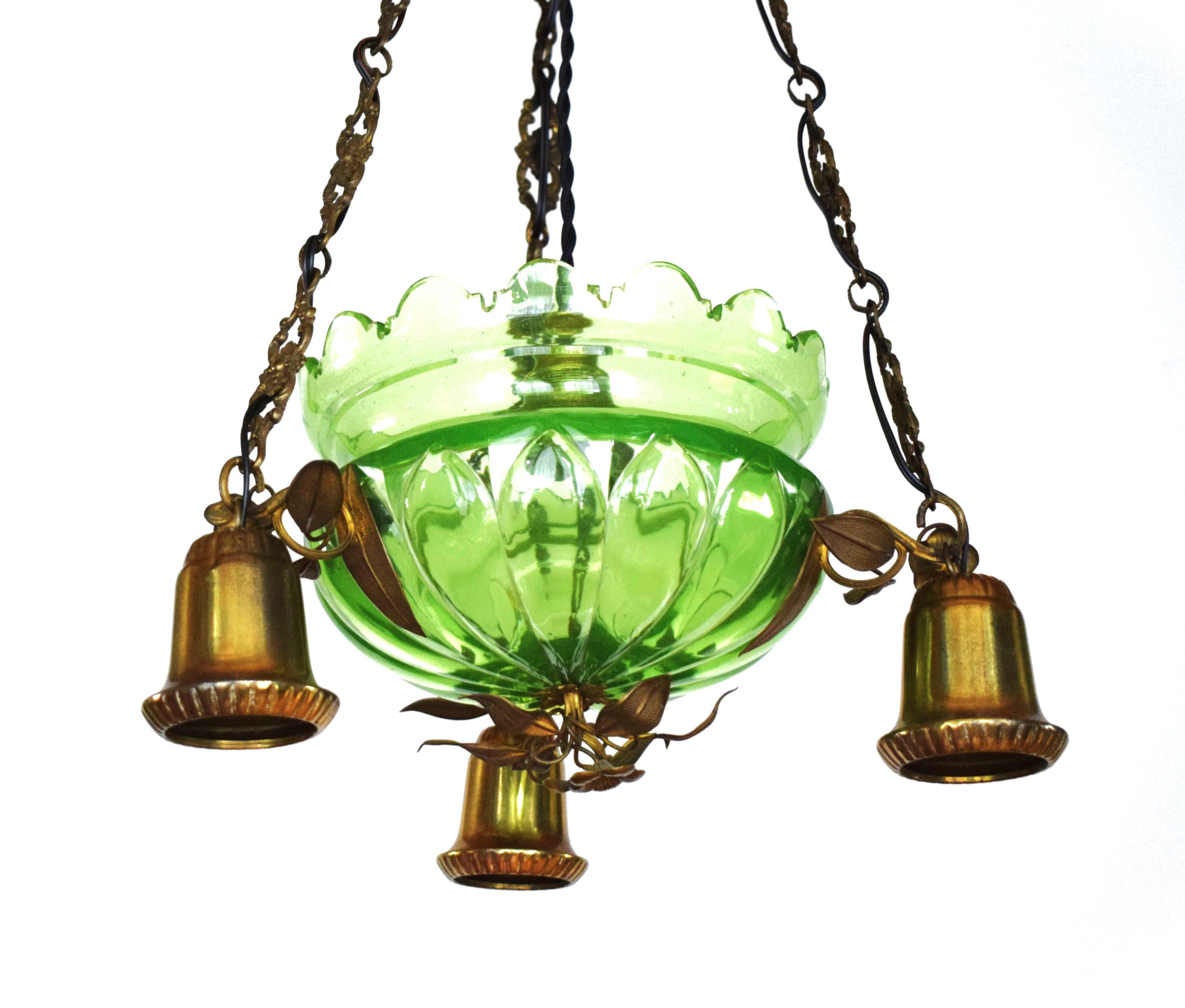 Lámpara de techo Art Nouveau de cristal de uranio Europeo en venta
