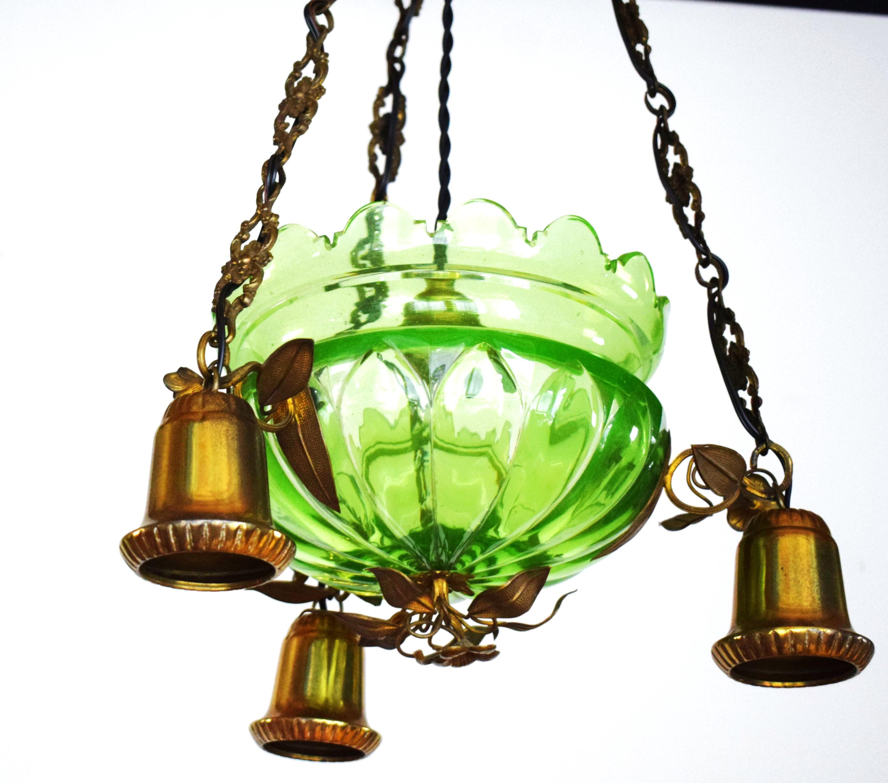 Lámpara de techo Art Nouveau de cristal de uranio Hecho a mano en venta