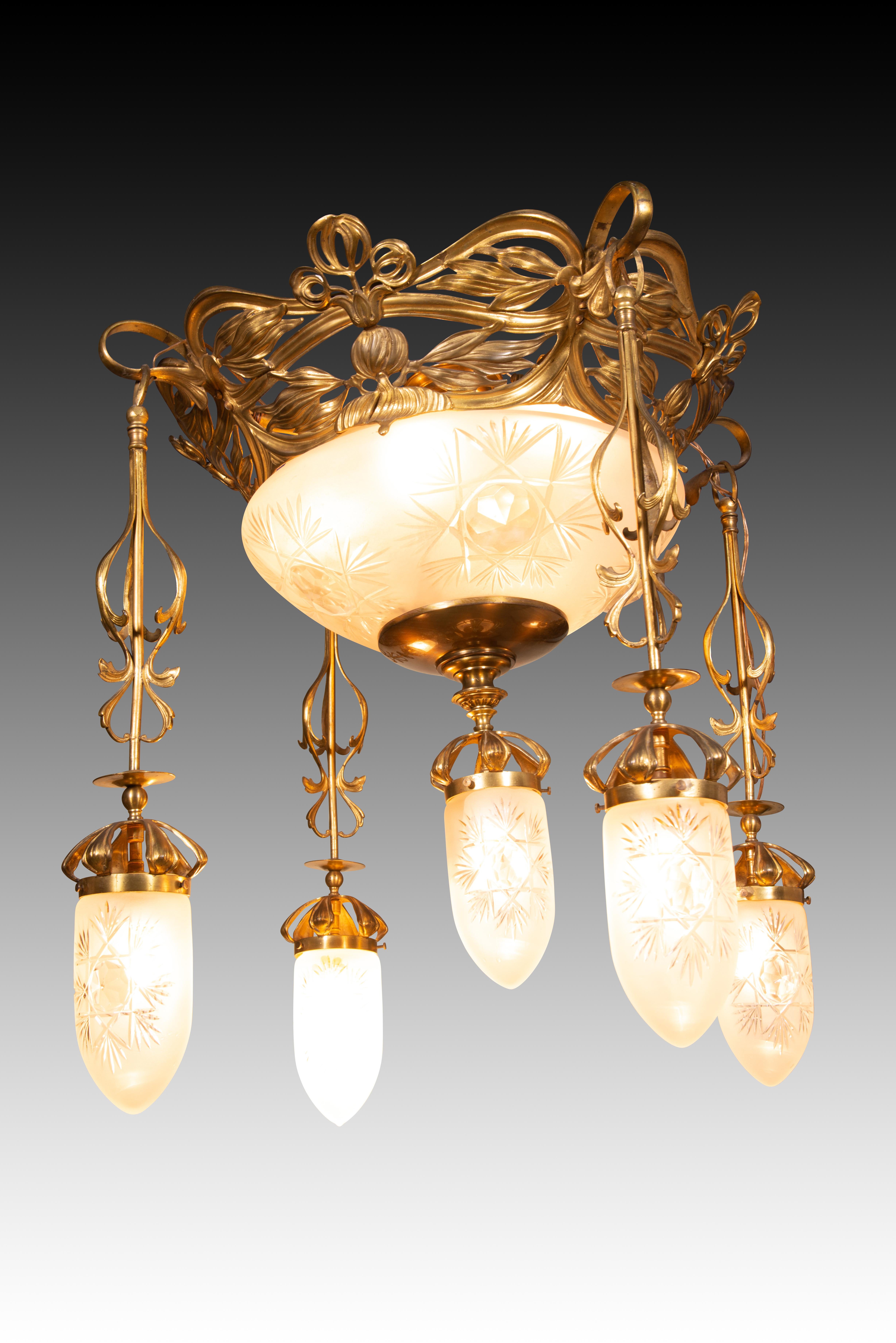 Lampada da soffitto in stile Art Nouveau. Metallo, vetro. Circa 1900. in vendita 1