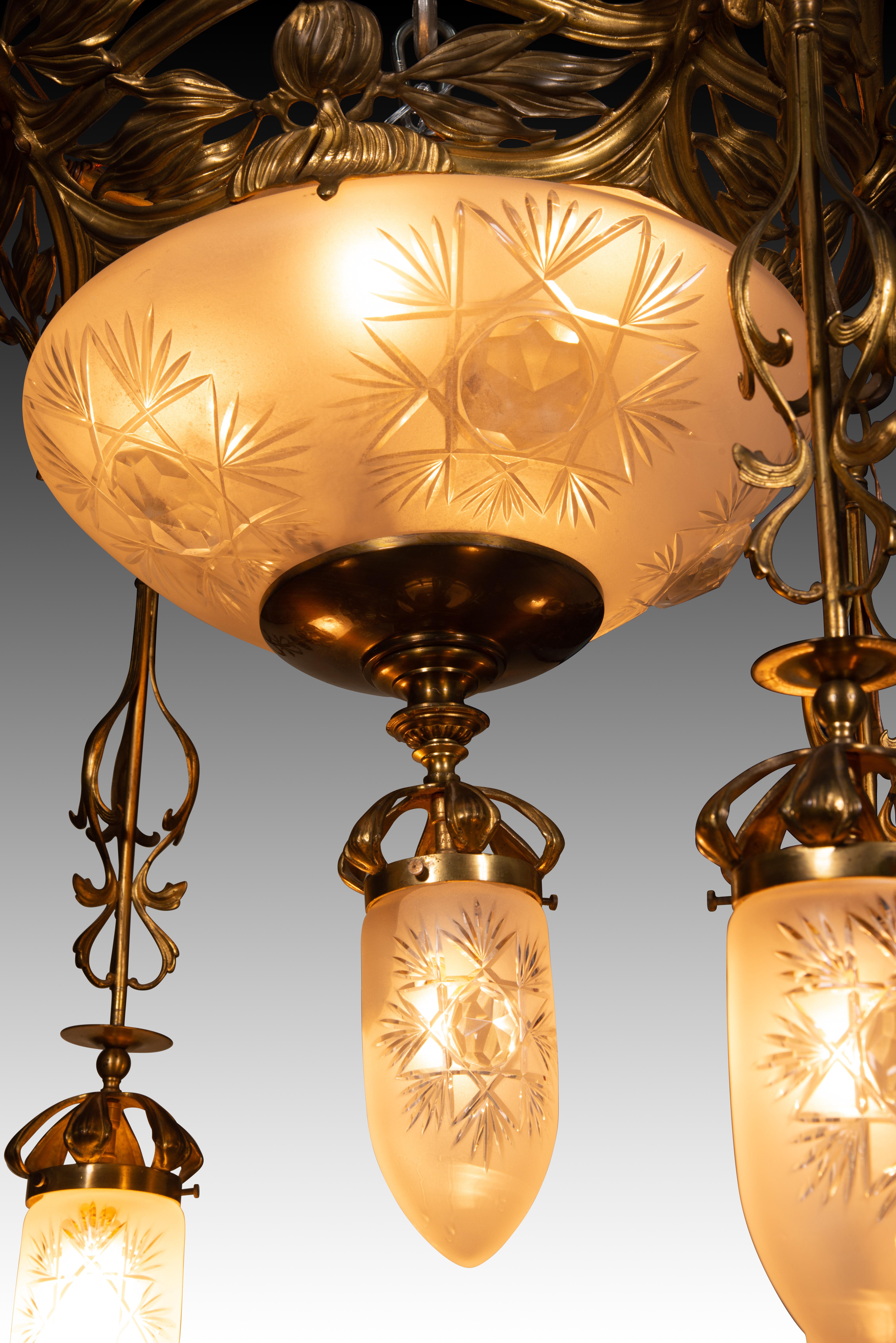 Lampada da soffitto in stile Art Nouveau. Metallo, vetro. Circa 1900. in vendita 4