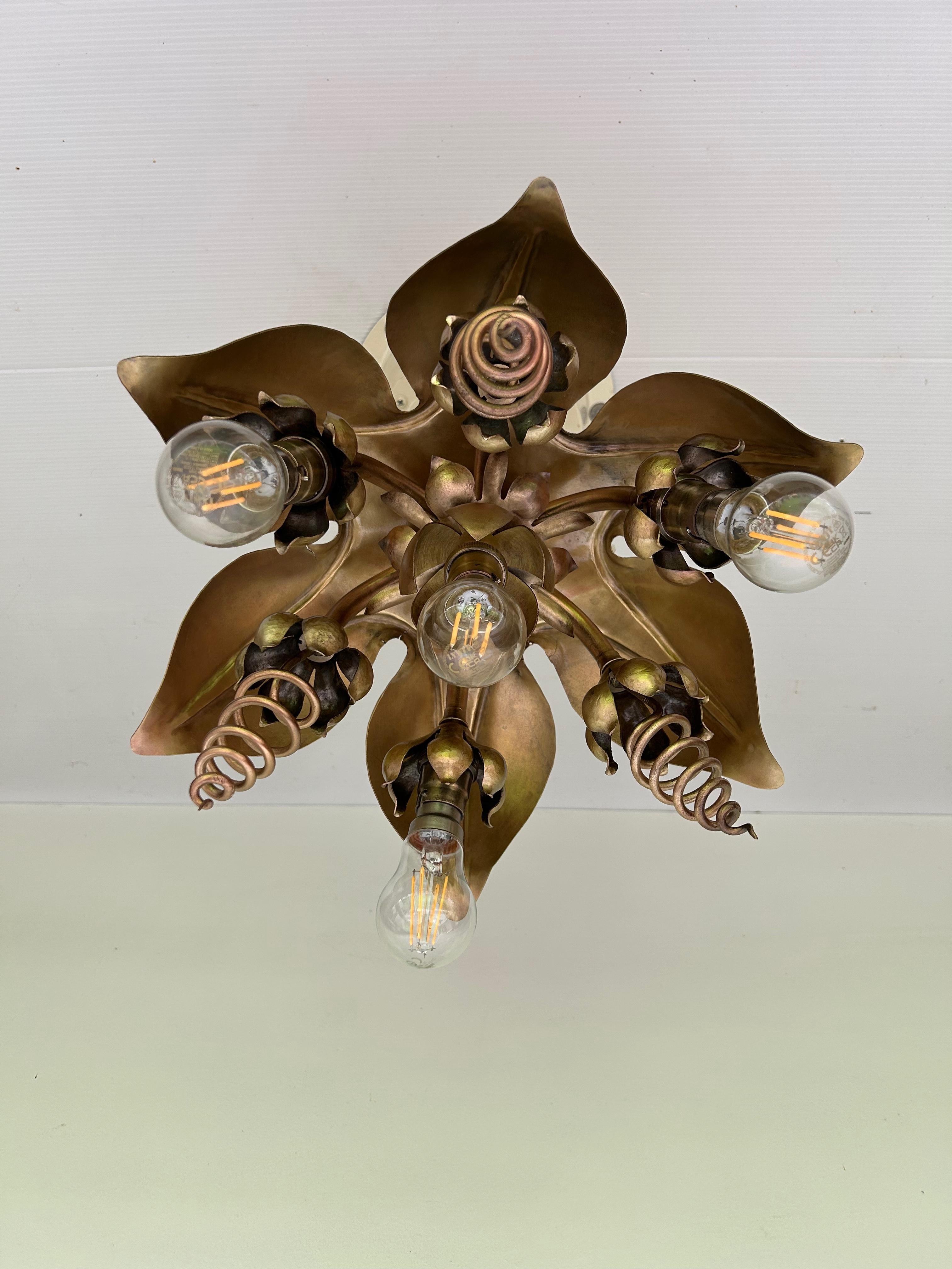 Lampada a sospensione Art Nouveau del 1905 circa in rame e ottone nello spirito di Was Benson. 
Questo è stato prodotto da General Electric France. 
4 luci, elettrificate in ottime condizioni. 
Una coppia è disponibile

Diametro: 36 cm
Altezza: 20