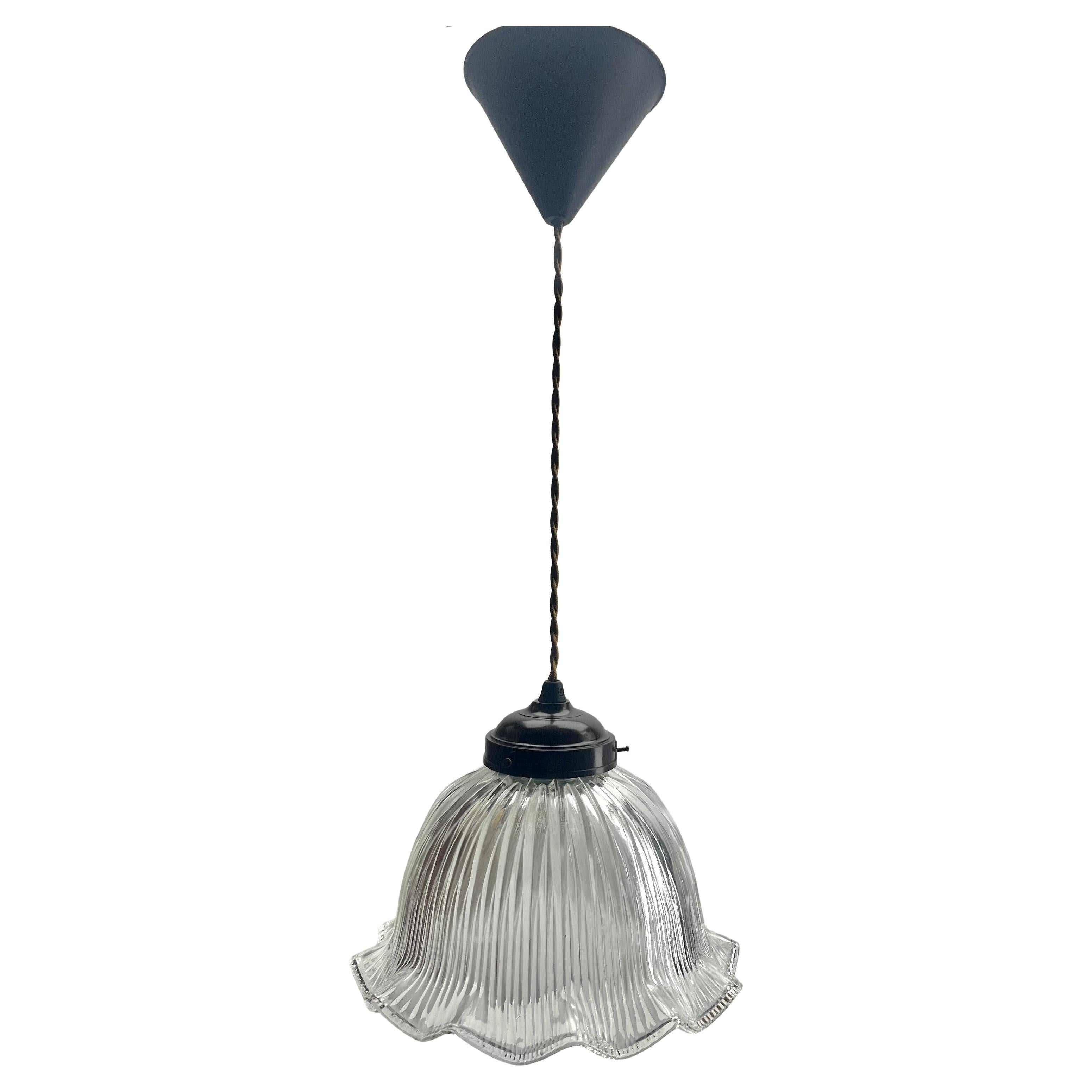 Art Nouveau ceiling lamp Set of 4
Possible + 2 pieces left in stock.

Photography fails to capture the simple elegant illumination provided by this lamp.

Fitting messing pendant ceiling light with Bakelite screw fixing to hold a stylish Belgian 