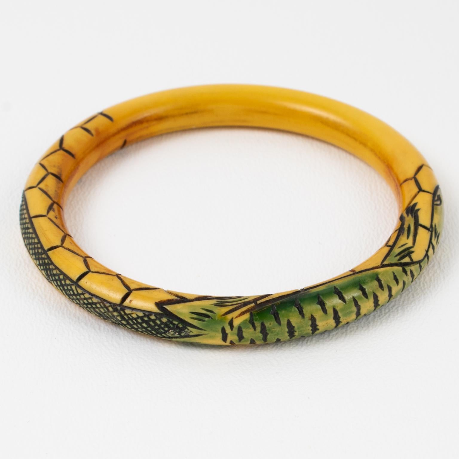 Voici un superbe bracelet en Celluloïd Art Nouveau français des années 1920. La pièce présente un motif de lézard sculpté à la main. Le bracelet est de couleur crème blanc cassé avec un contraste noir et vert dans le motif sculpté. Il s'agit d'un