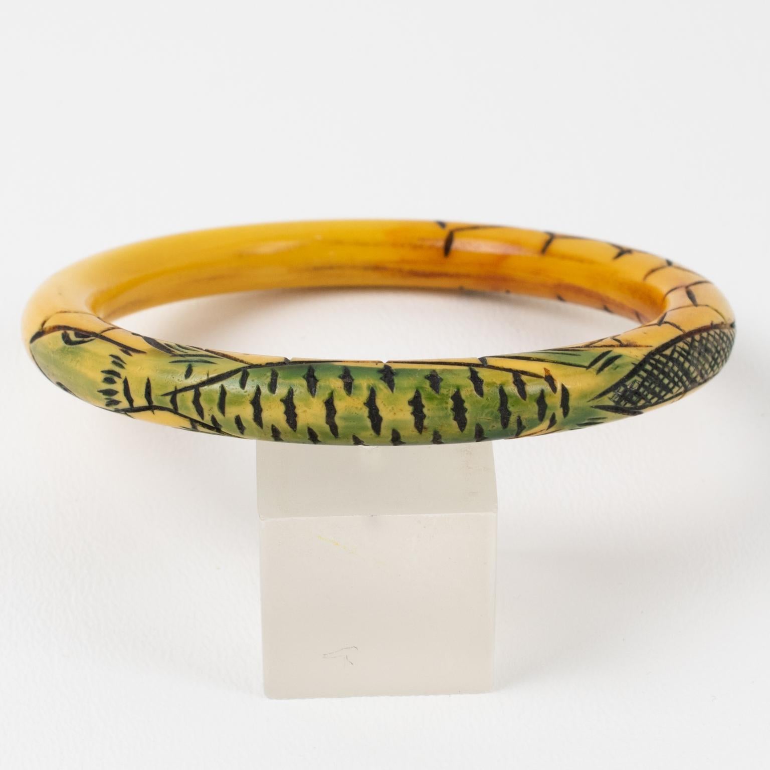 Bracelet jonc Art Nouveau en celluloïd avec motif lézard Bon état - En vente à Atlanta, GA