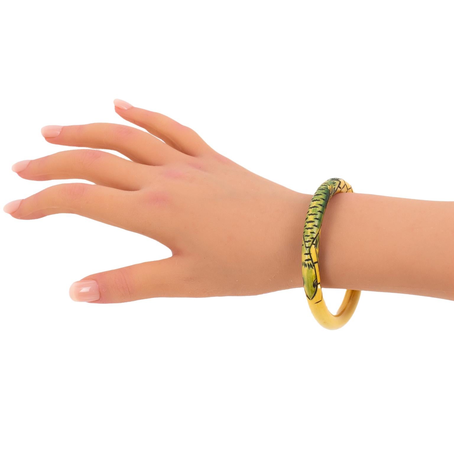 Bracelet jonc Art Nouveau en celluloïd avec motif lézard Unisexe en vente
