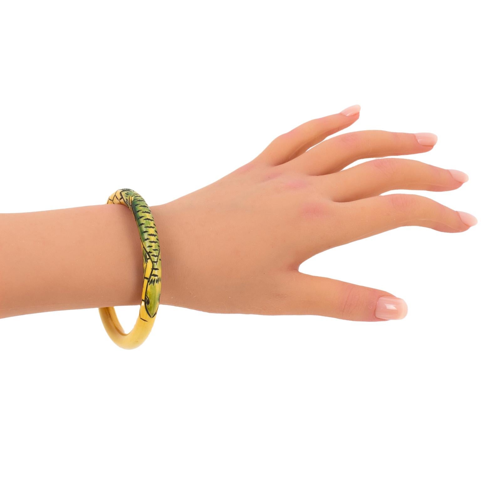 Bracelet jonc Art Nouveau en celluloïd avec motif lézard en vente 2