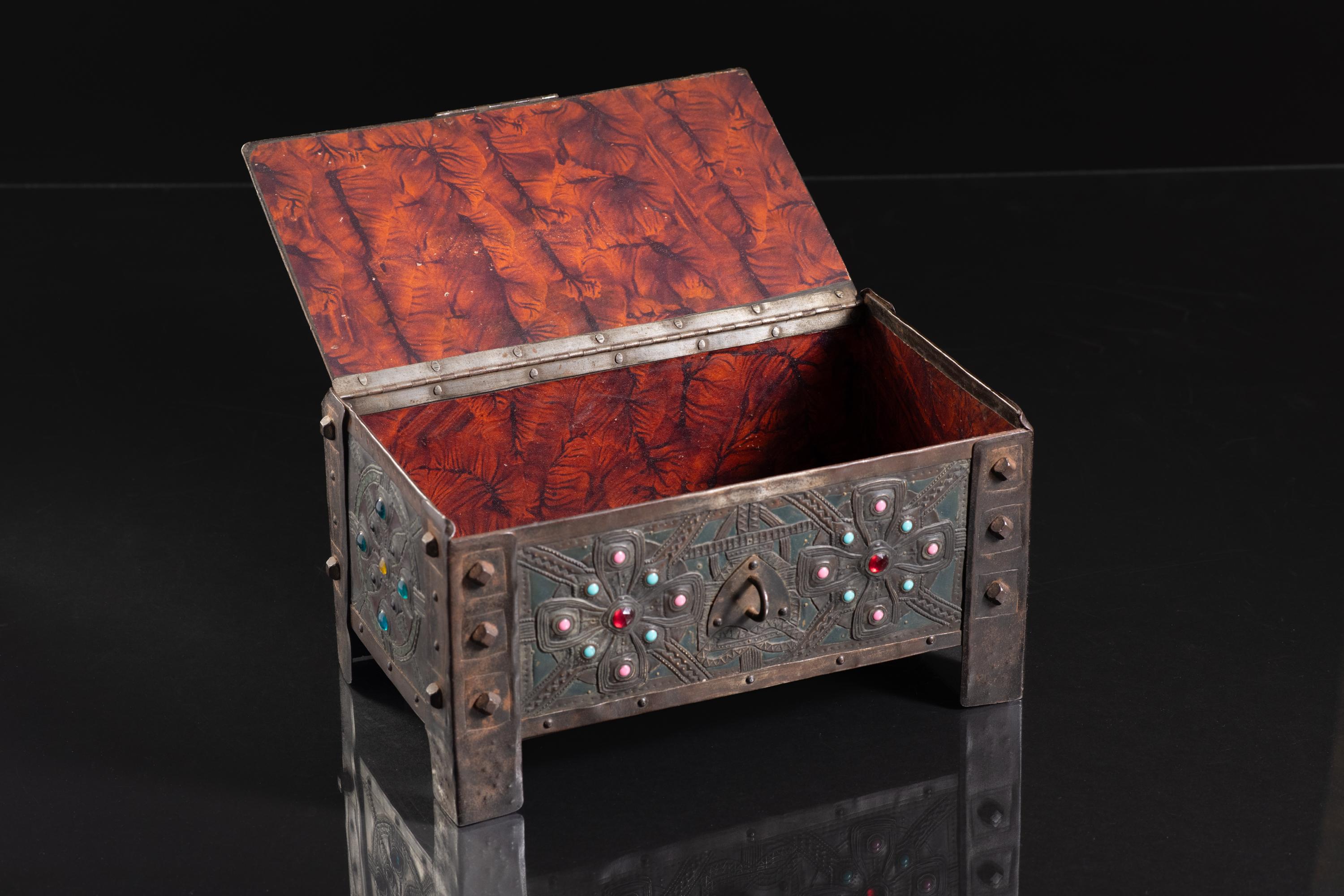 Caja Art Nouveau Celtic Hound Repoussé de Alfred Daguet en venta 5