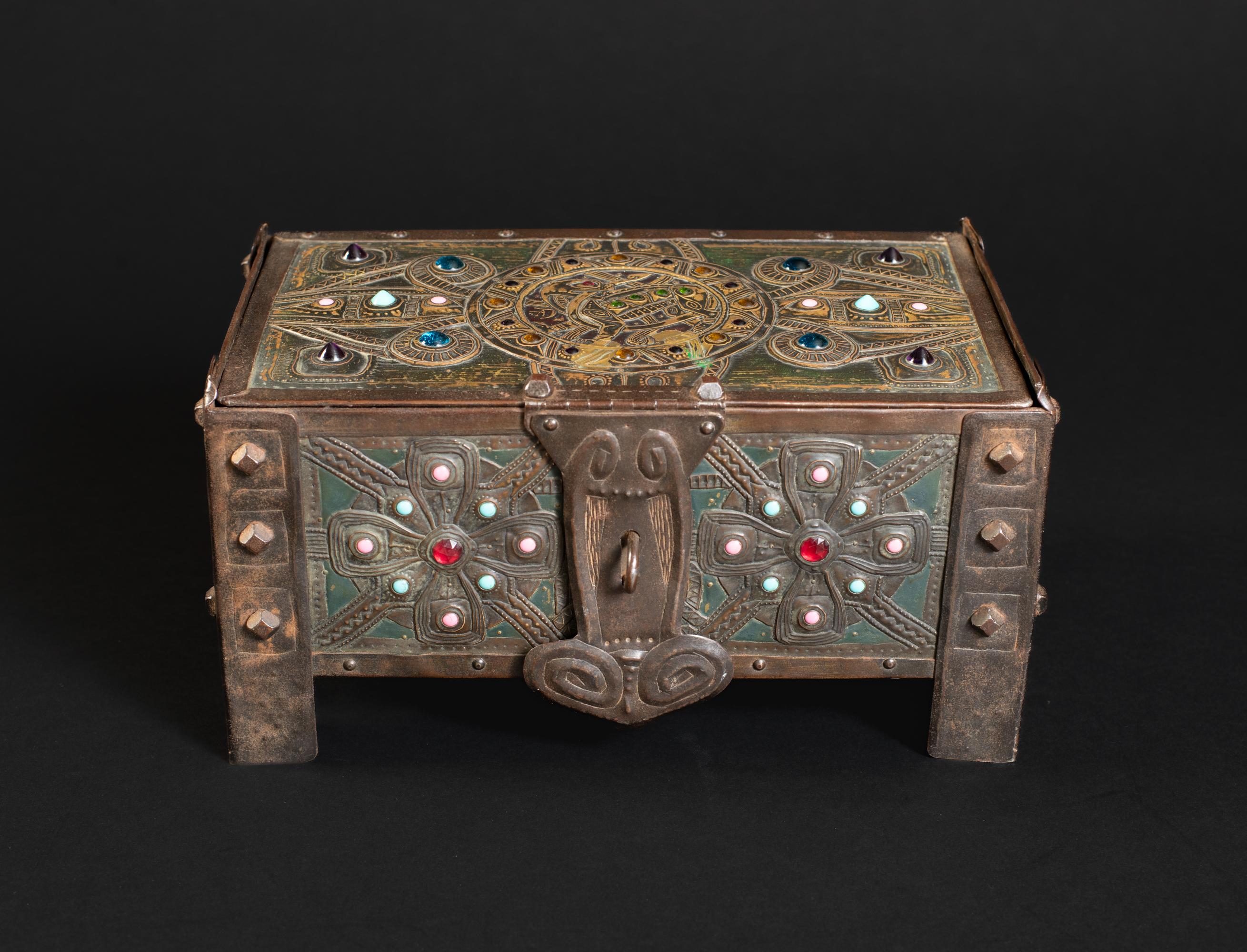 Caja Art Nouveau Celtic Hound Repoussé de Alfred Daguet Francés en venta