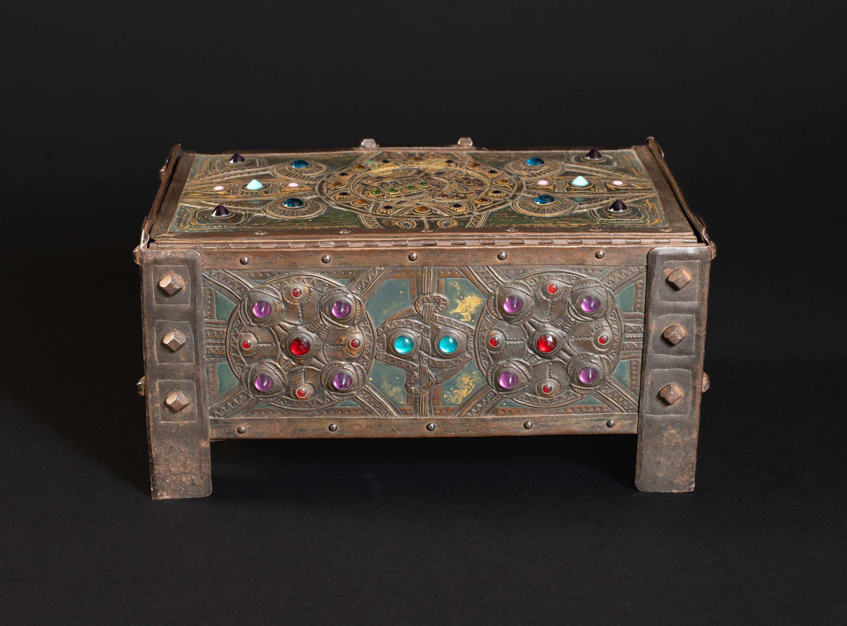 Caja Art Nouveau Celtic Hound Repoussé de Alfred Daguet en Bueno estado para la venta en Chicago, US