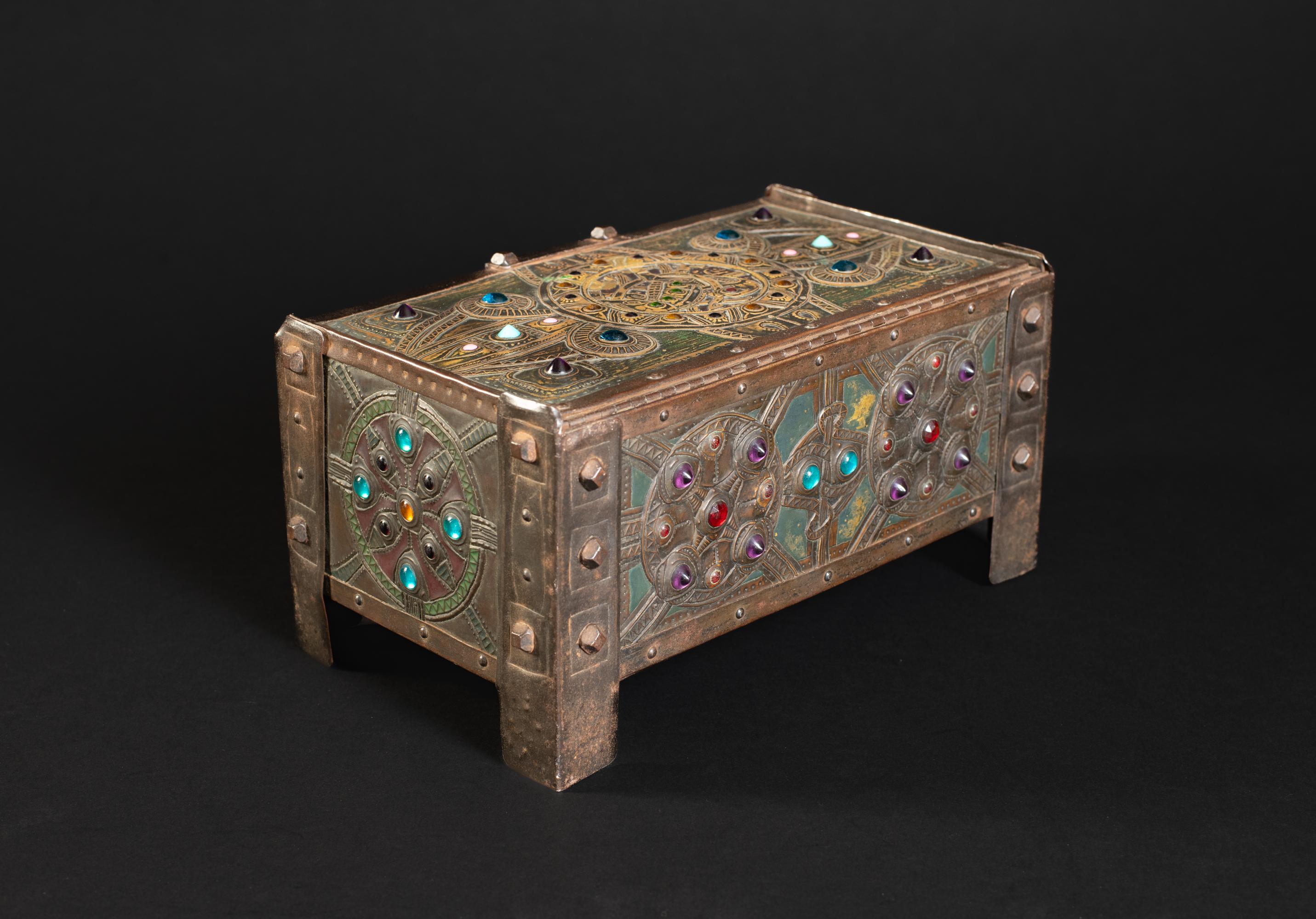 Caja Art Nouveau Celtic Hound Repoussé de Alfred Daguet principios del siglo XX en venta