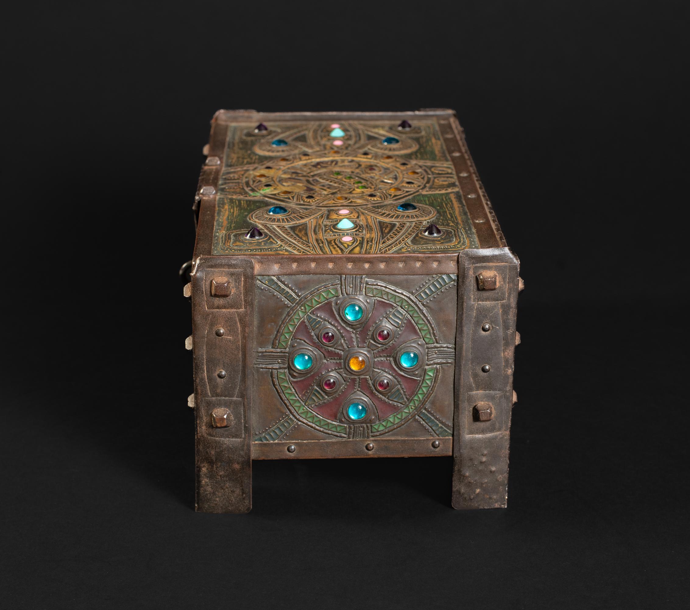 Caja Art Nouveau Celtic Hound Repoussé de Alfred Daguet Latón en venta