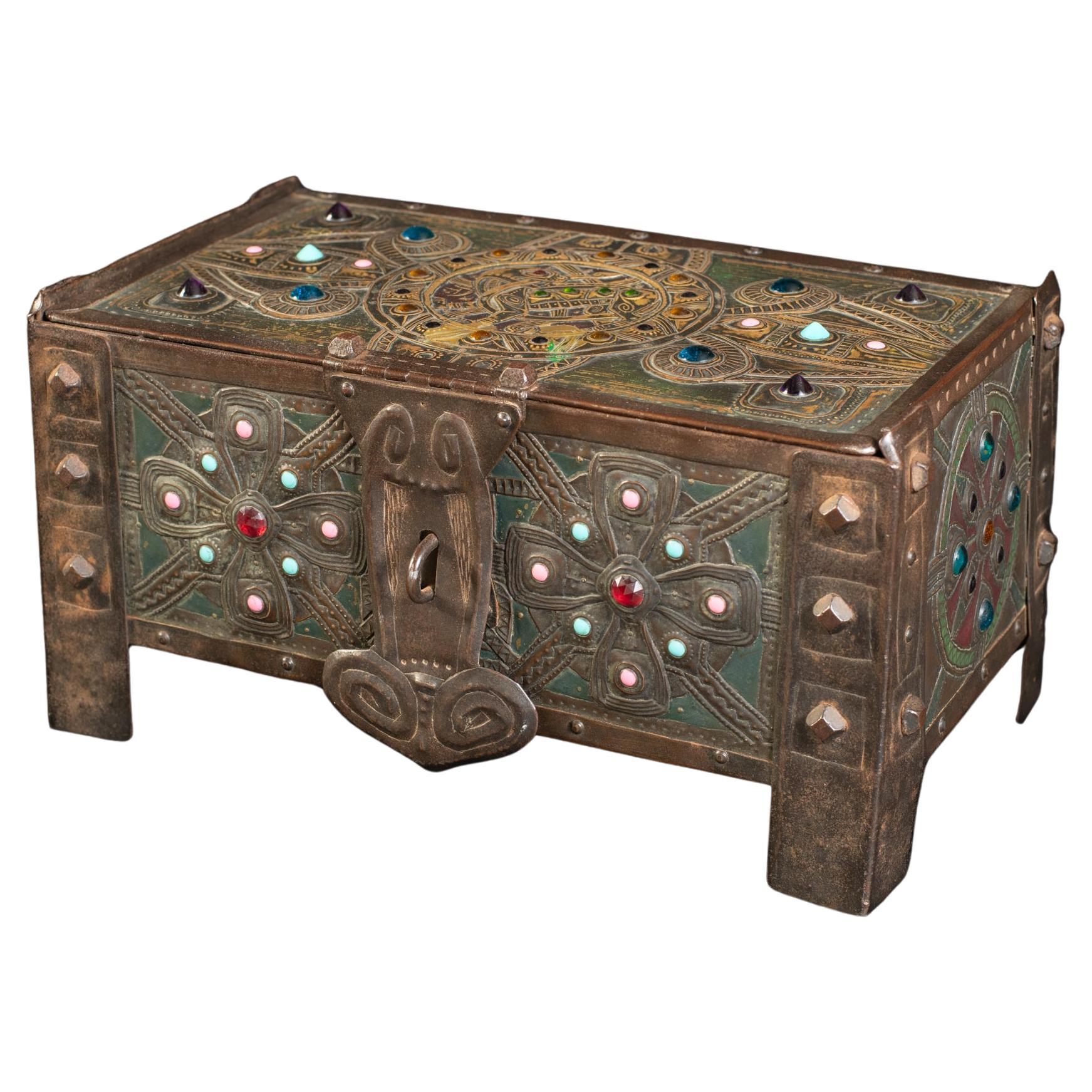 Caja Art Nouveau Celtic Hound Repoussé de Alfred Daguet en venta