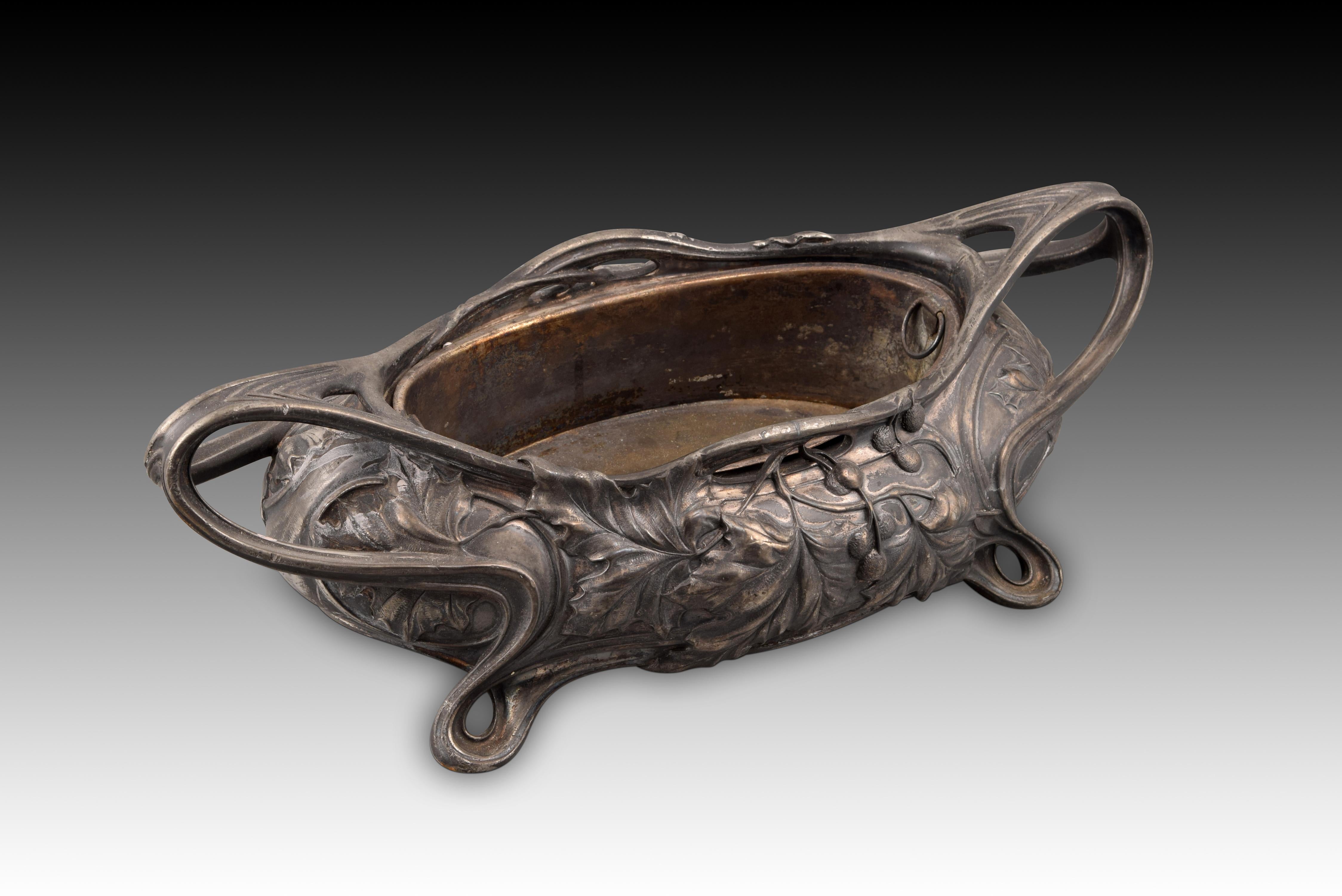 French Art Nouveau Centerpiece or Planter. Metal. Víctor Saglier, Late 19th Century For Sale