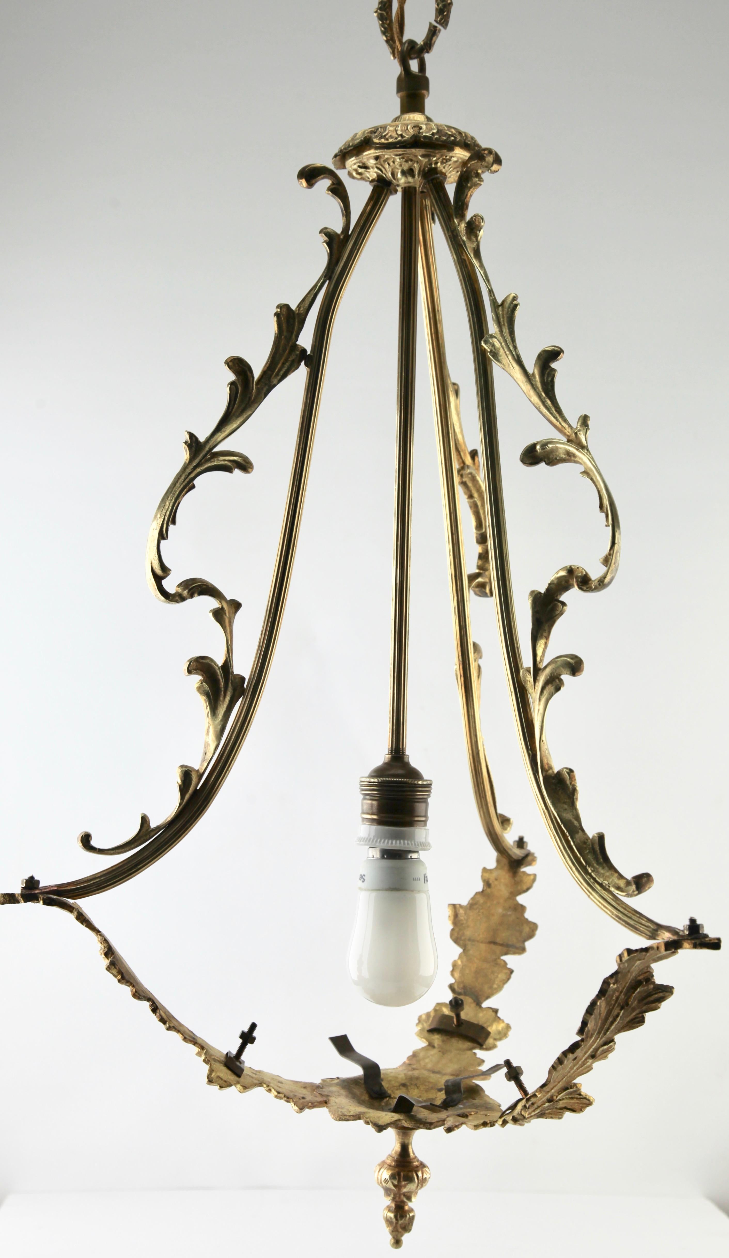 Art Nouveau Central Pendant Lamp Whit Three Clam Shells and Framework of Brass In Good Condition In Verviers, BE