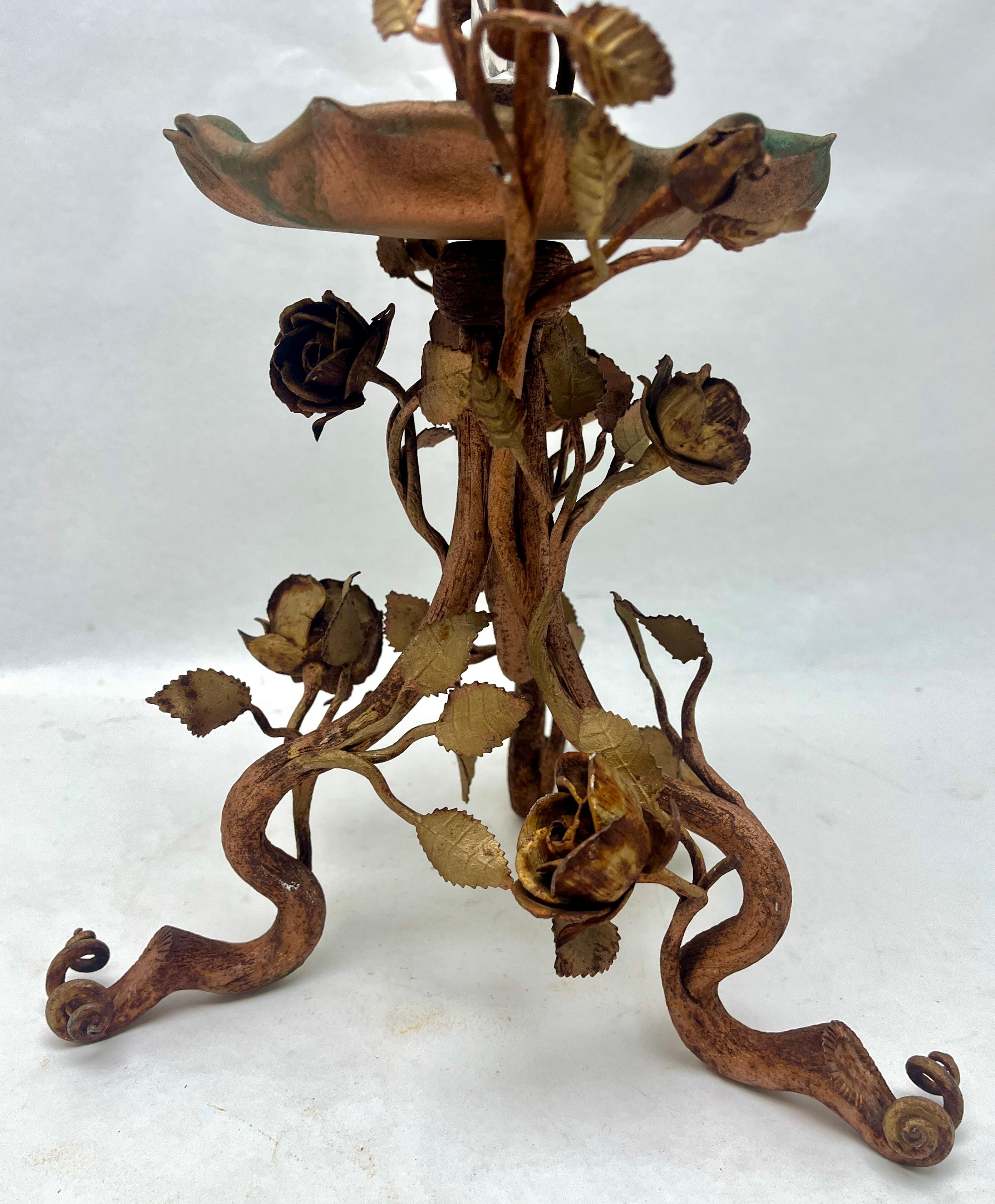 Table centrepiece made of hand-worked iron in art nouveau style presenting a crystal trumpet stem vase / epergne engraved with floral motif

The piece is in Good condition and a real beauty!
With original patina on all parts
Small chip on top of