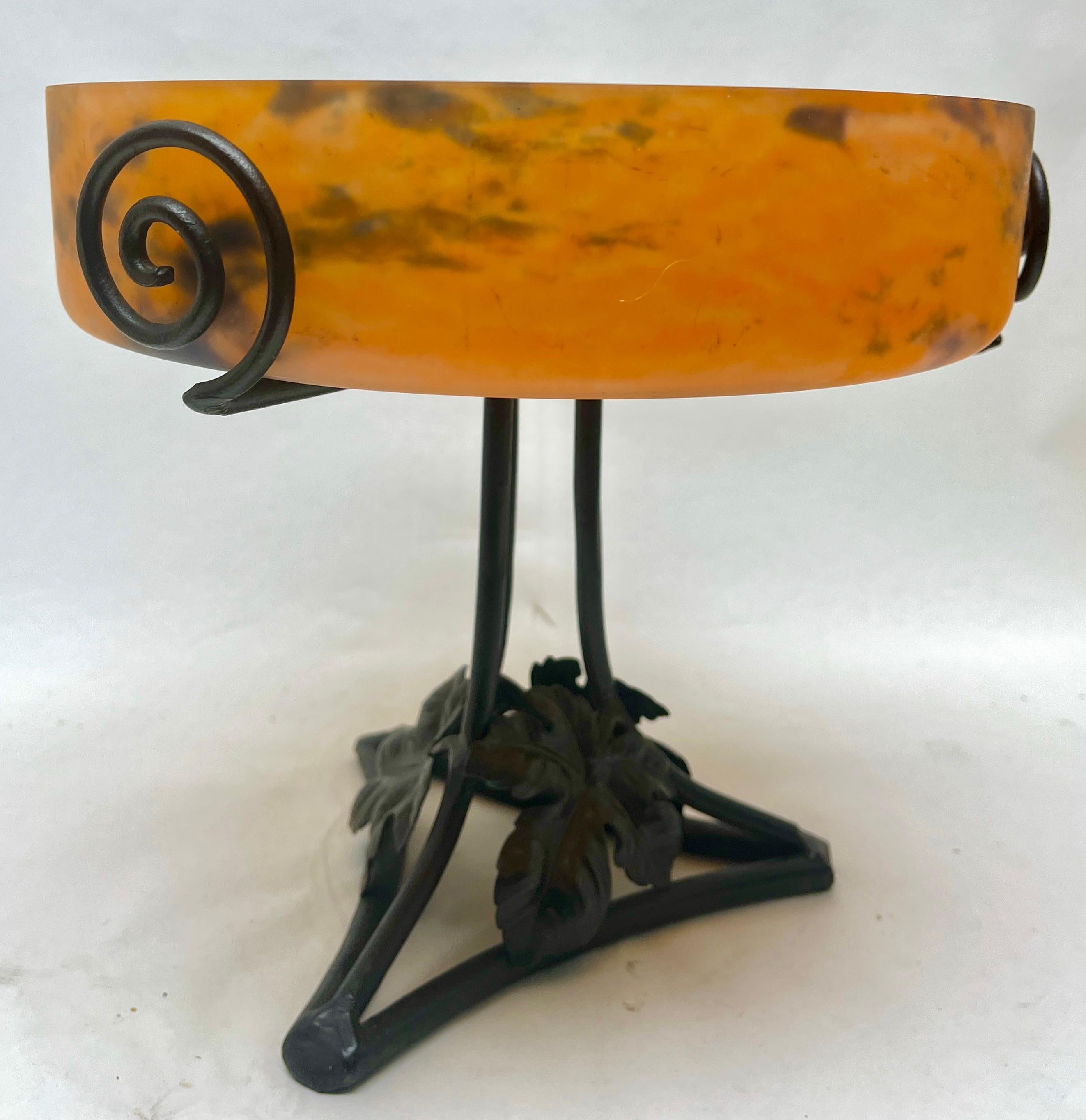 Début du 20ème siècle Centre de table Art Nouveau signé par Lorrain Nancy France fer forgé  en vente