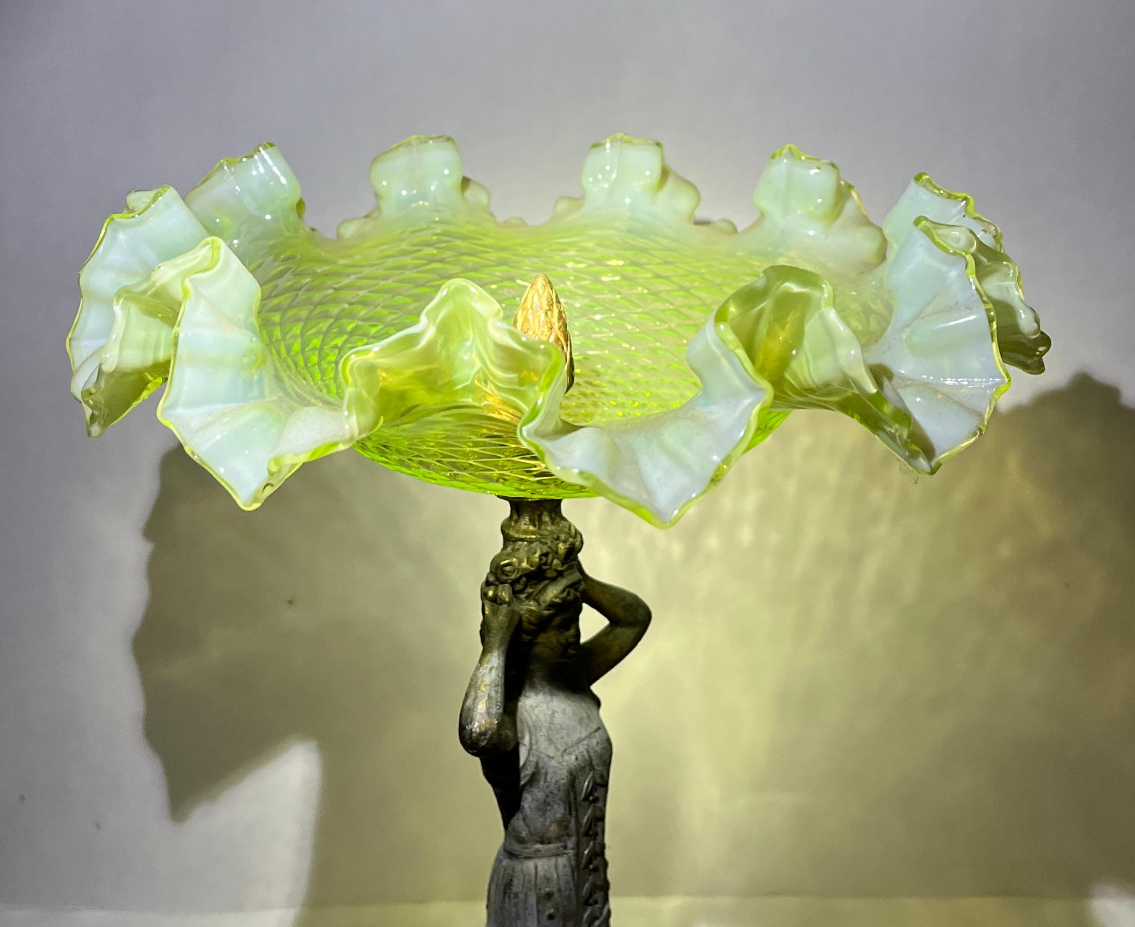 Jugendstil-Tafelaufsatz aus Vaselineglas auf Sockel mit Femine-Dekor im Angebot 3