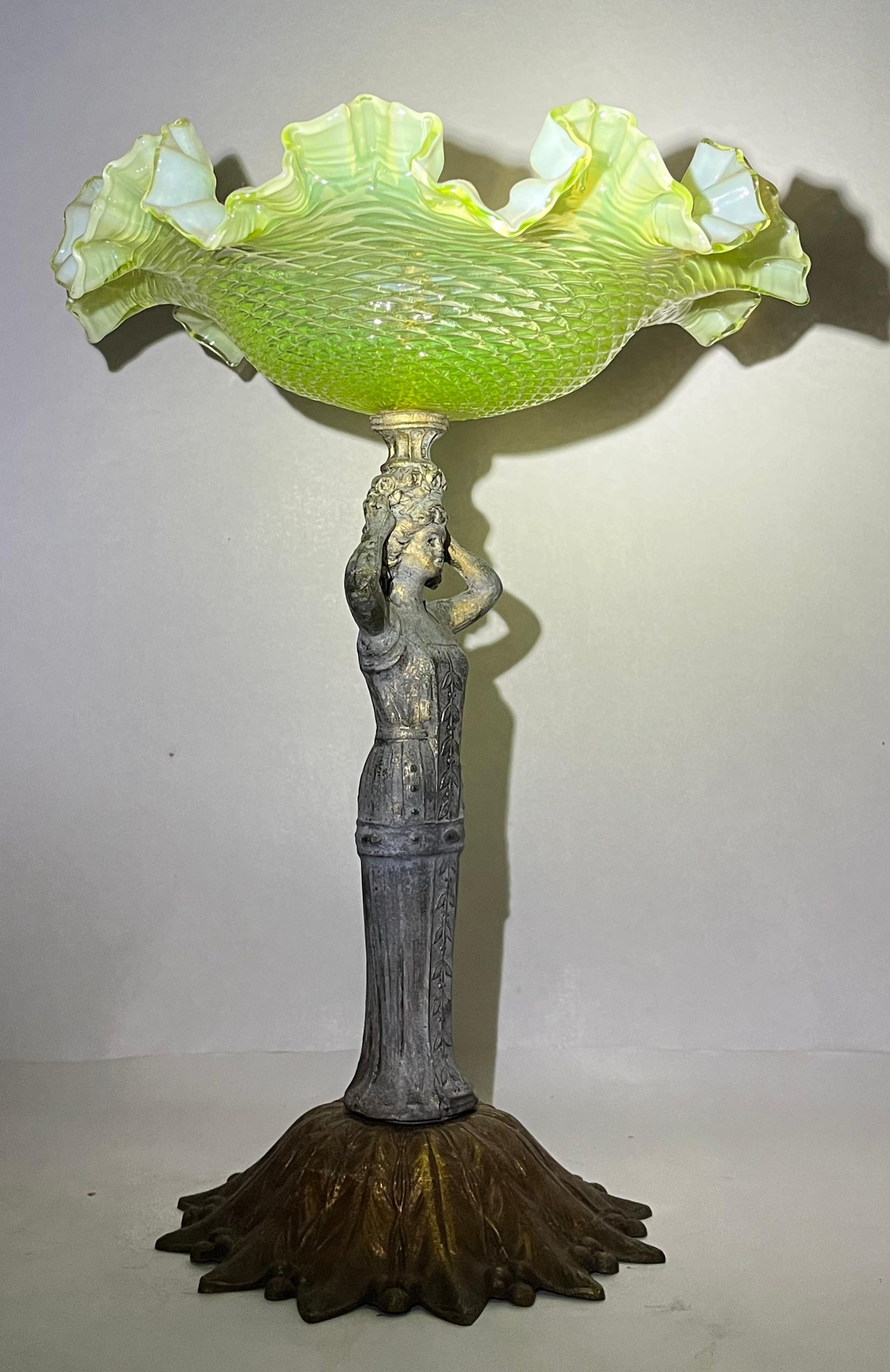 Jugendstil-Tafelaufsatz aus Vaselineglas auf Sockel mit Femine-Dekor im Angebot 4