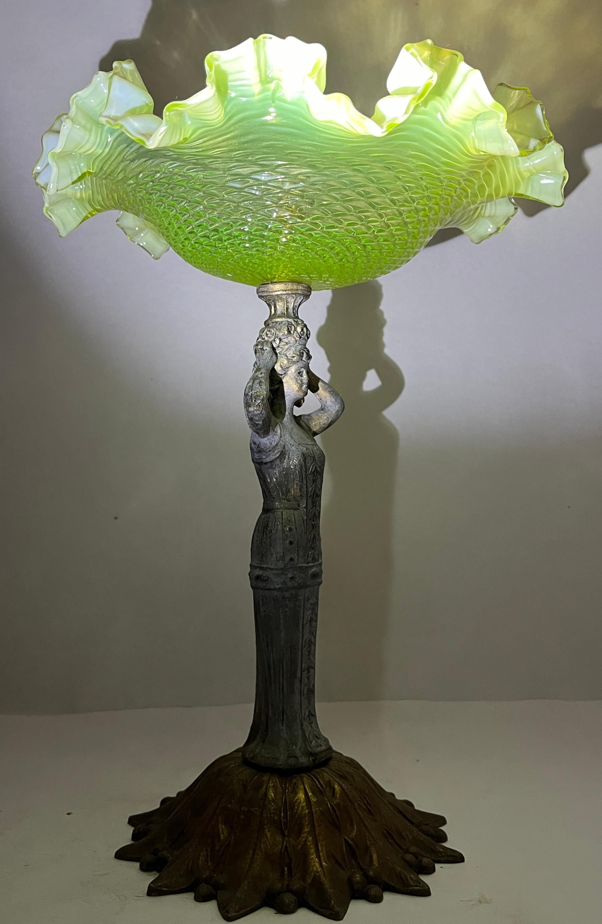 Jugendstil-Tafelaufsatz aus Vaselineglas auf Sockel mit Femine-Dekor im Angebot 5