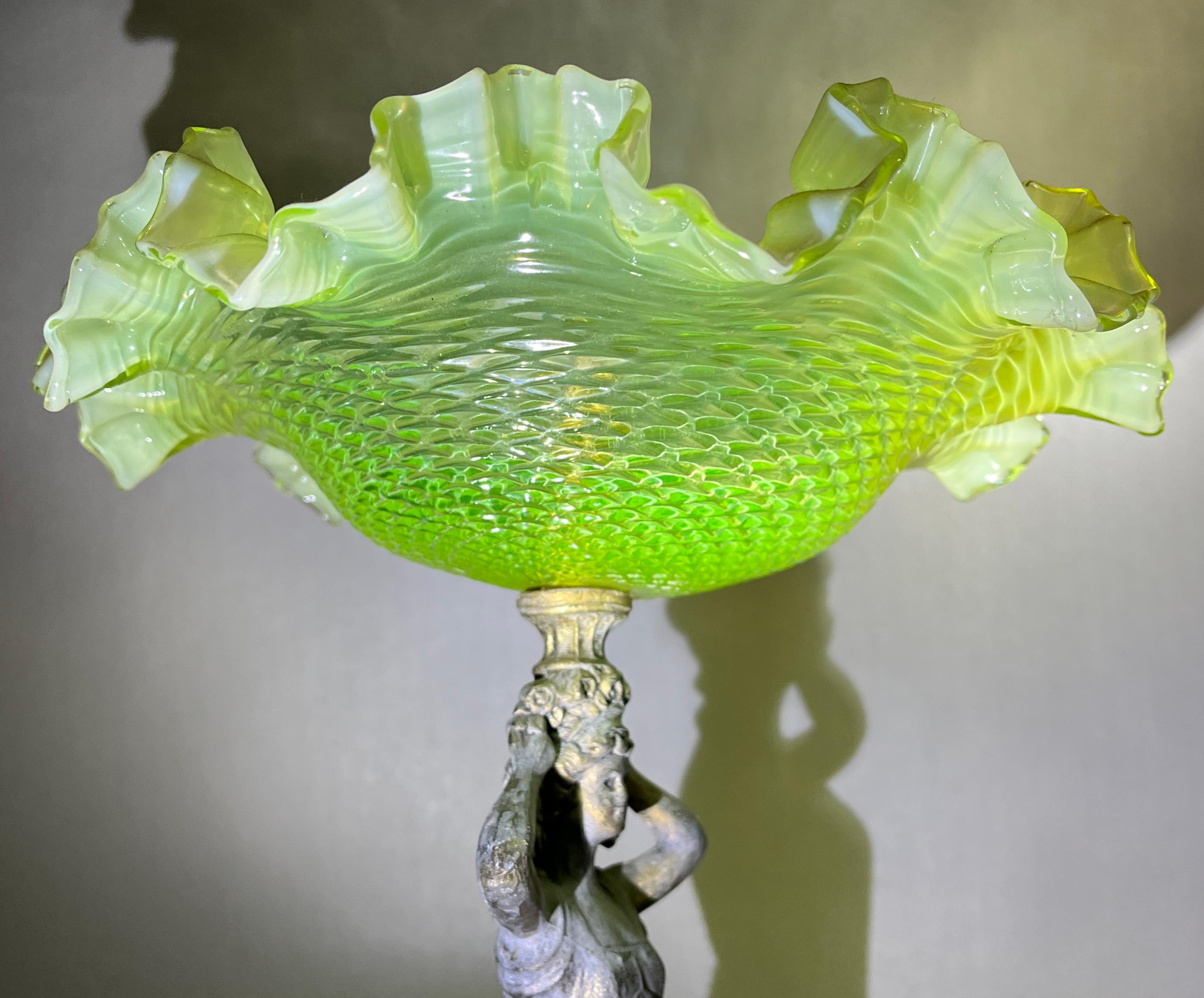 Jugendstil-Tafelaufsatz aus Vaselineglas auf Sockel mit Femine-Dekor (Art nouveau) im Angebot