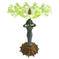 Centro de mesa Art Nouveau Cuenco de vaselina sobre base con decoración femenina