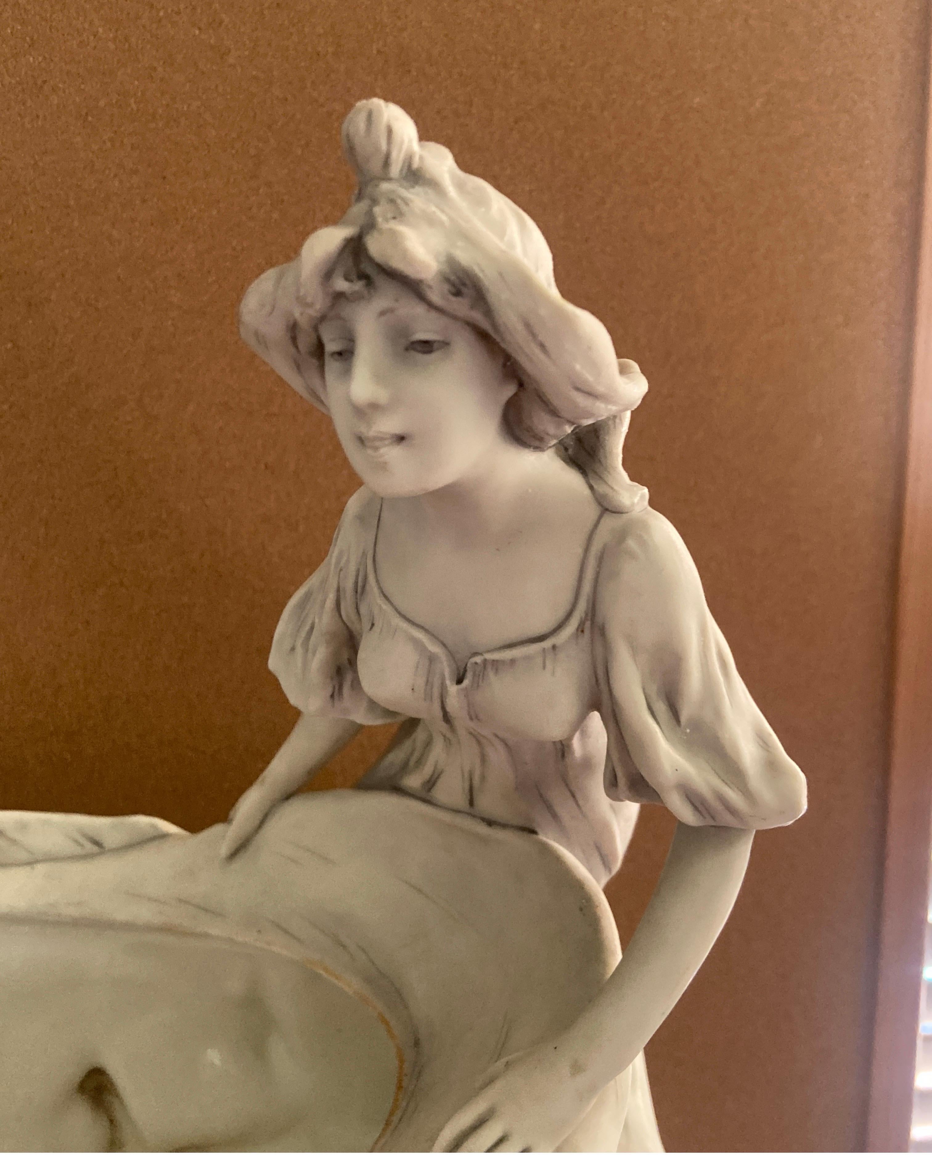  Jugendstil-Keramikschale mit weiblichen Figuren, die eine Muschel umarmen, auf der stilisiertes Blattwerk ruht.  Kann als dekorative Statue, als Pflanzgefäß, als Vase, als Tafelaufsatz, als Obstschale etc. verwendet werden. Grauton-Färbung