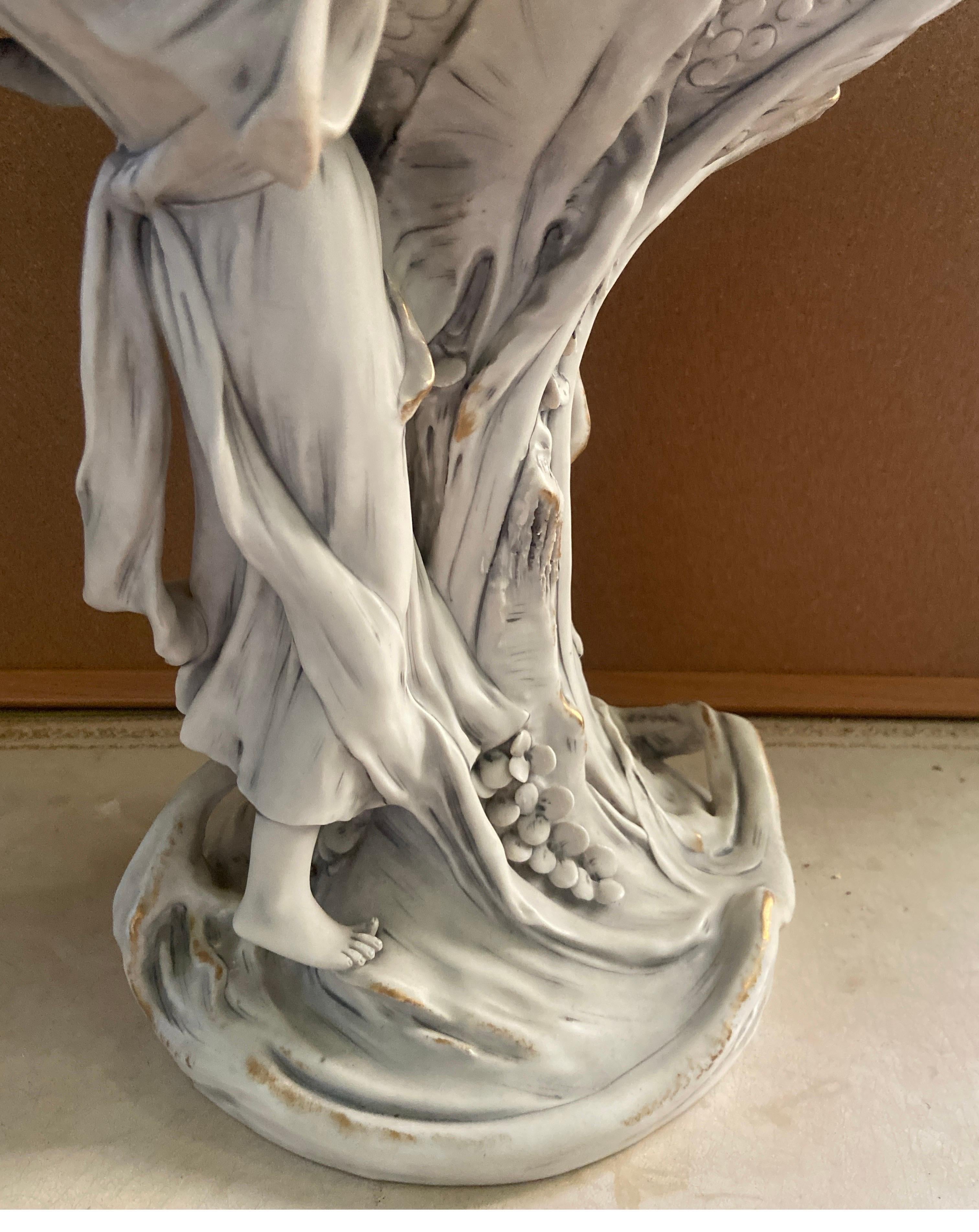 Jugendstil Keramik Böhmische Vase Zwei weibliche Figuren Royal Dux Muschel Tafelaufsatz im Zustand „Relativ gut“ im Angebot in West Palm Beach, FL