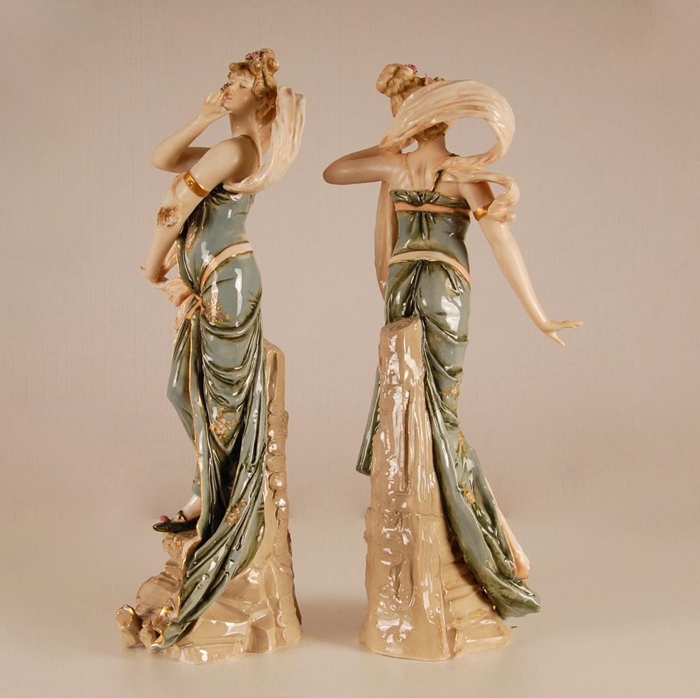 Art nouveau Figurines en céramique Art Nouveau Rstk Amphora Autriche Turn Teplitz en vente