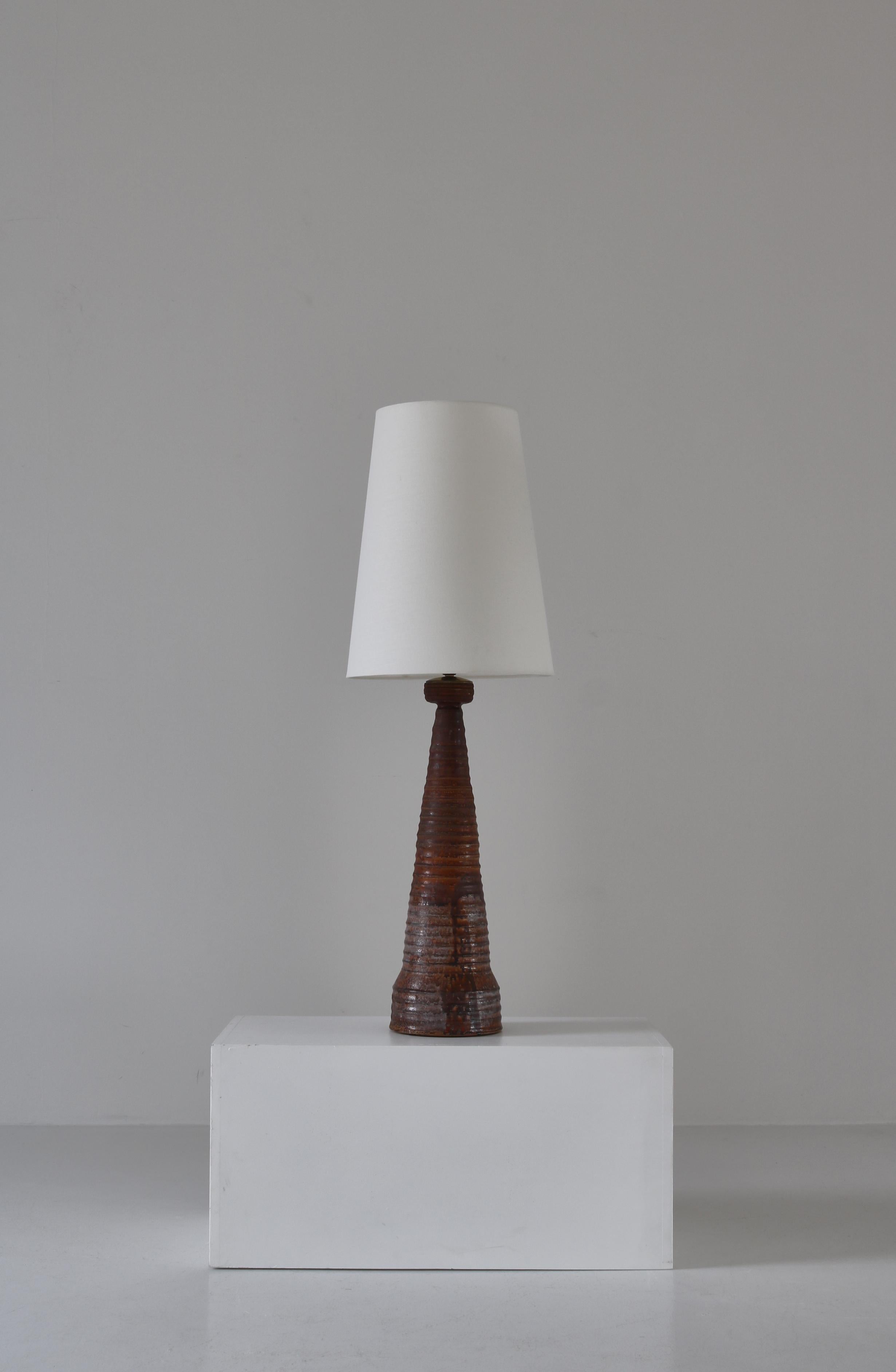Grand et impressionnant lampadaire/table en céramique fabriqué à la main dans l'atelier 