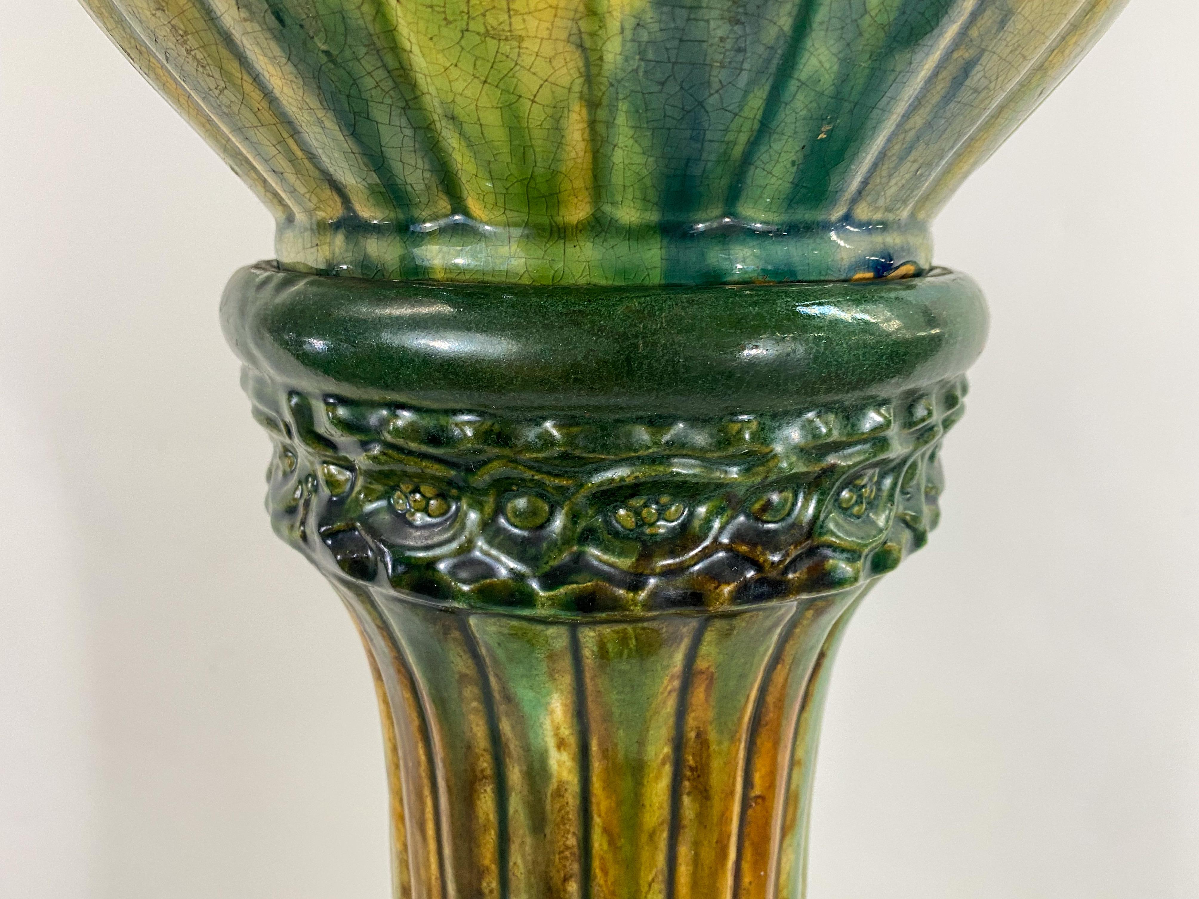 Majolika-Pflanzgefäß oder Jardinier aus Keramik im Jugendstil auf einem Sockel im Angebot 2