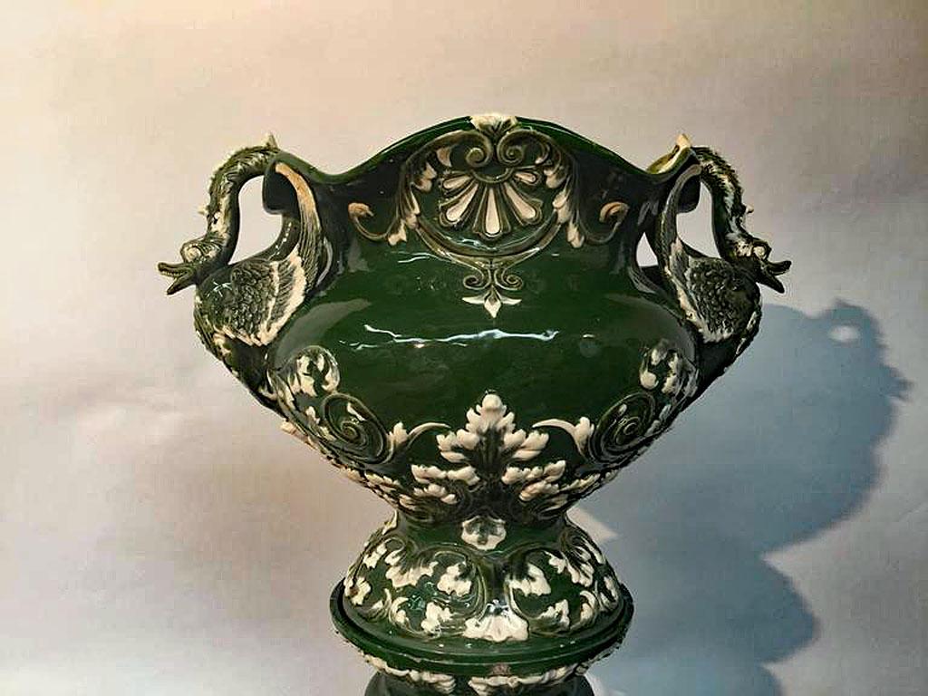 Art Nouveau ceramic pedestal and its planter, circa 1900. Swan and plants design For Sale 1
