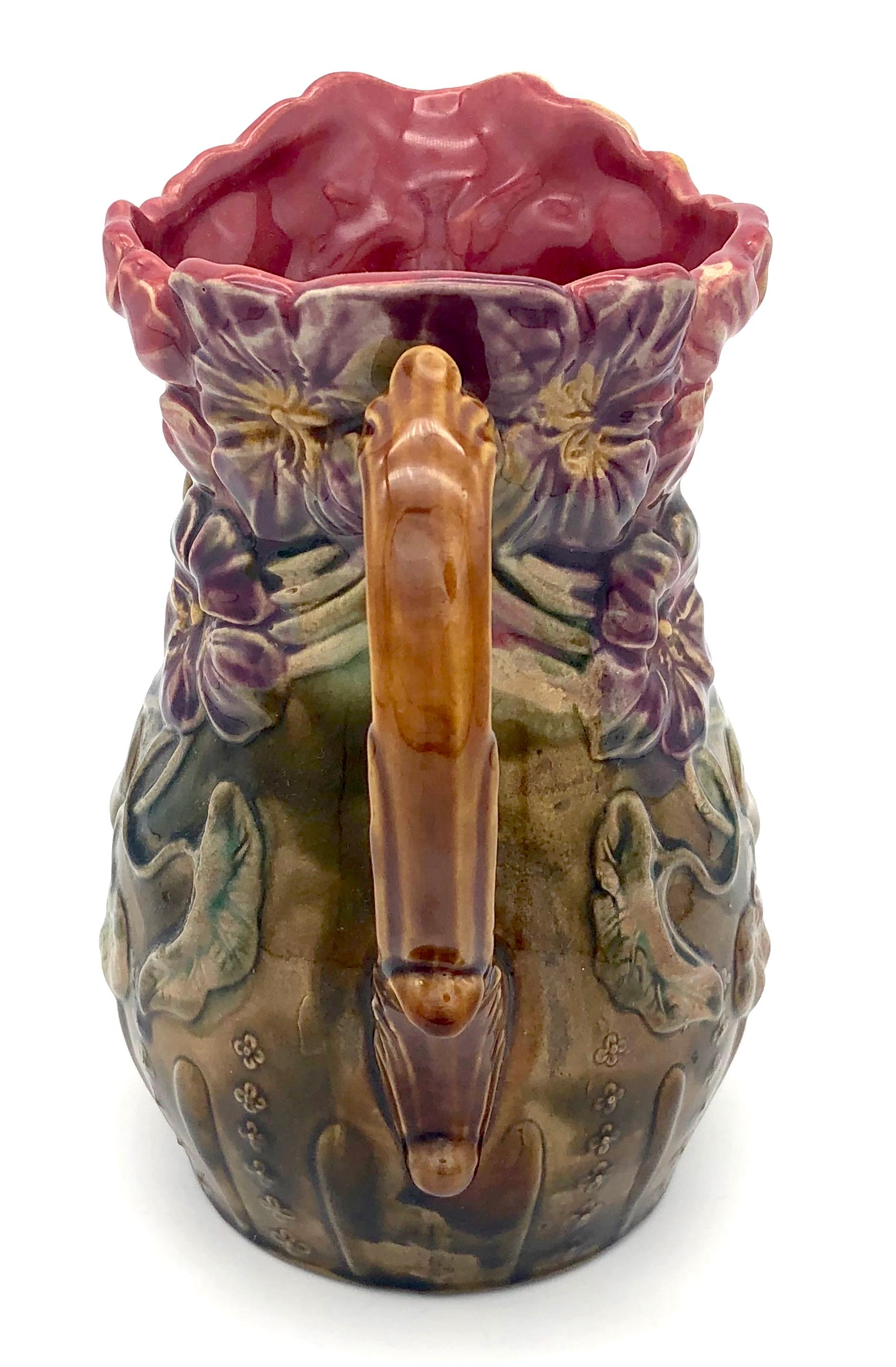 Jugendstil-Krug/ Krug aus Keramik, polychrome Glasur, Blumenrelief, Nasturtiums (Art nouveau) im Angebot