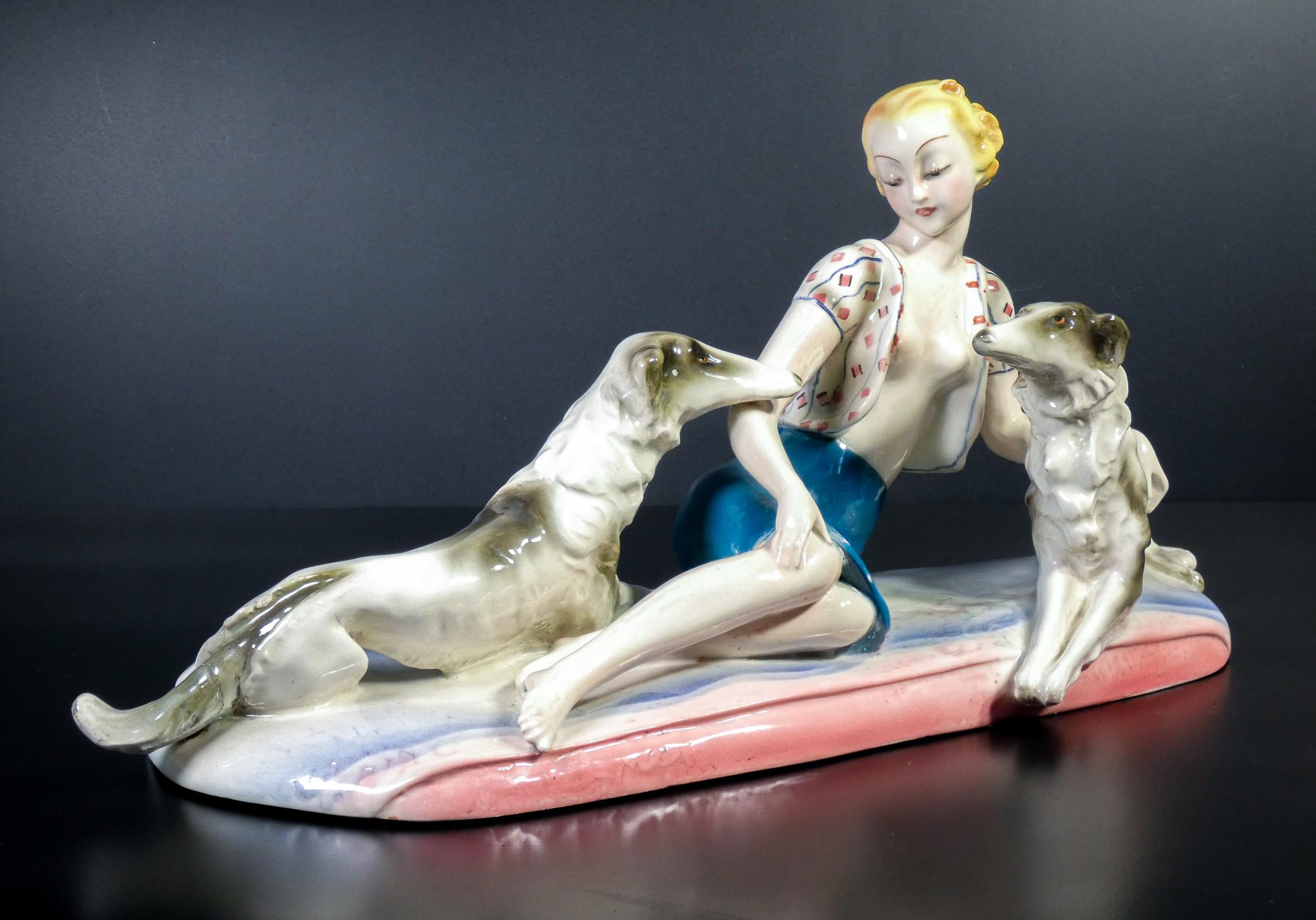 italien Sculpture en céramique Art Nouveau attribuée à Lenci, femme avec lévriers, années 30 en vente