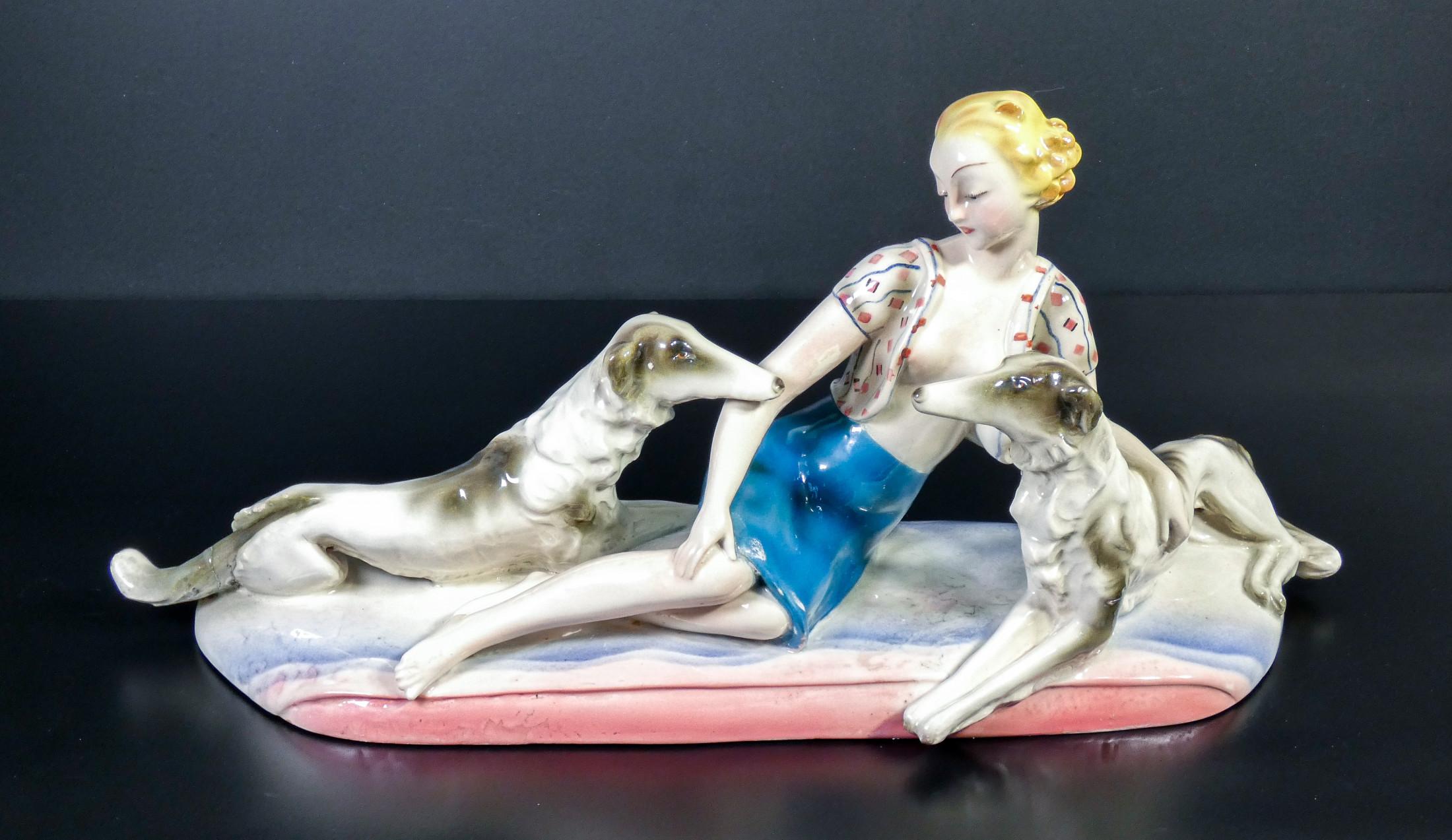 Sculpture en céramique Art Nouveau attribuée à Lenci, femme avec lévriers, années 30 Bon état - En vente à Torino, IT