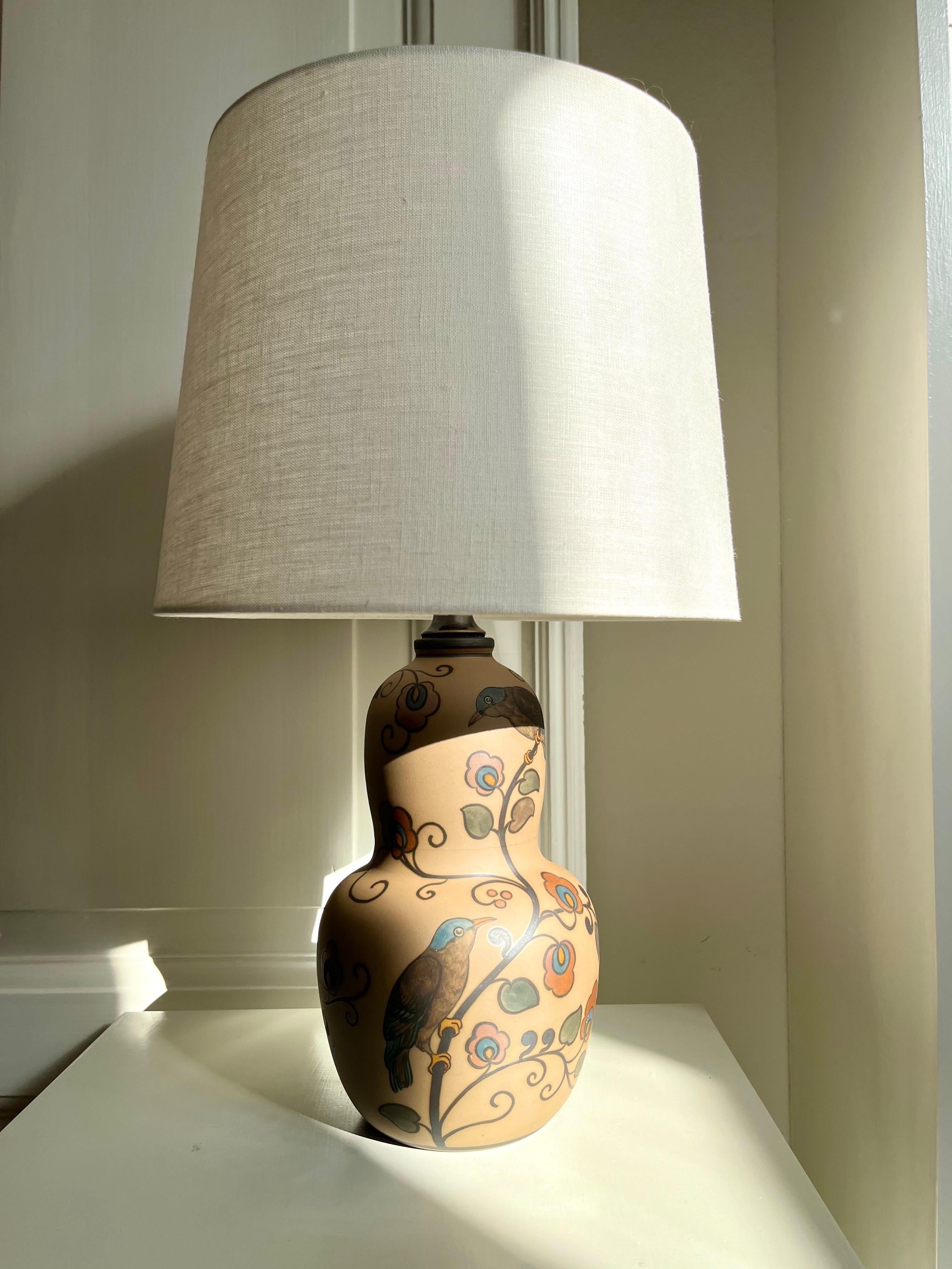 Art nouveau Lampe de table en céramique Art Nouveau décorée à la main par L. Hjorth, Danemark, années 1930 en vente