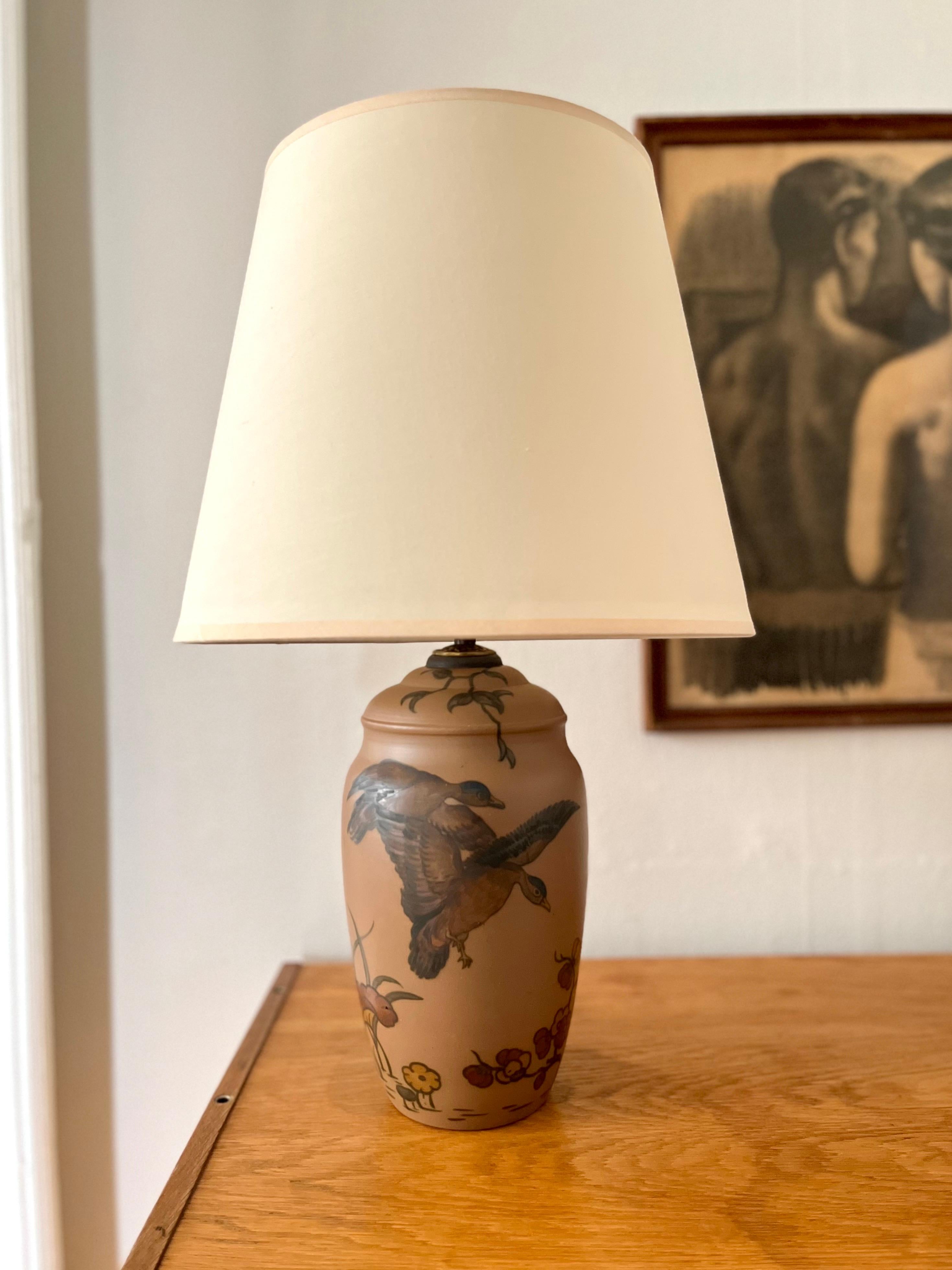 Art nouveau Lampe de table en céramique Art Nouveau décorée à la main par L. Hjorth, Danemark, années 1930 en vente