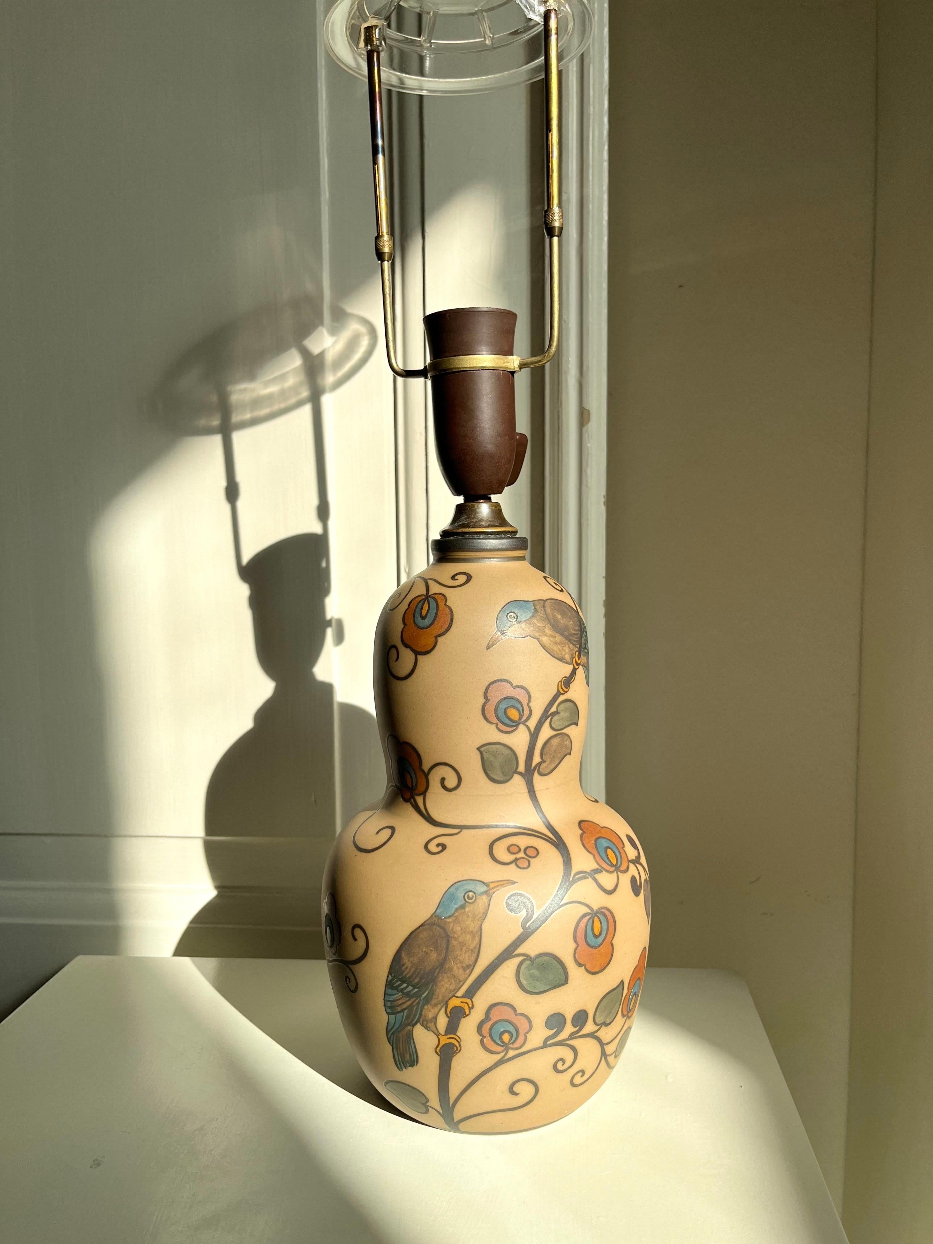 Danois Lampe de table en céramique Art Nouveau décorée à la main par L. Hjorth, Danemark, années 1930 en vente