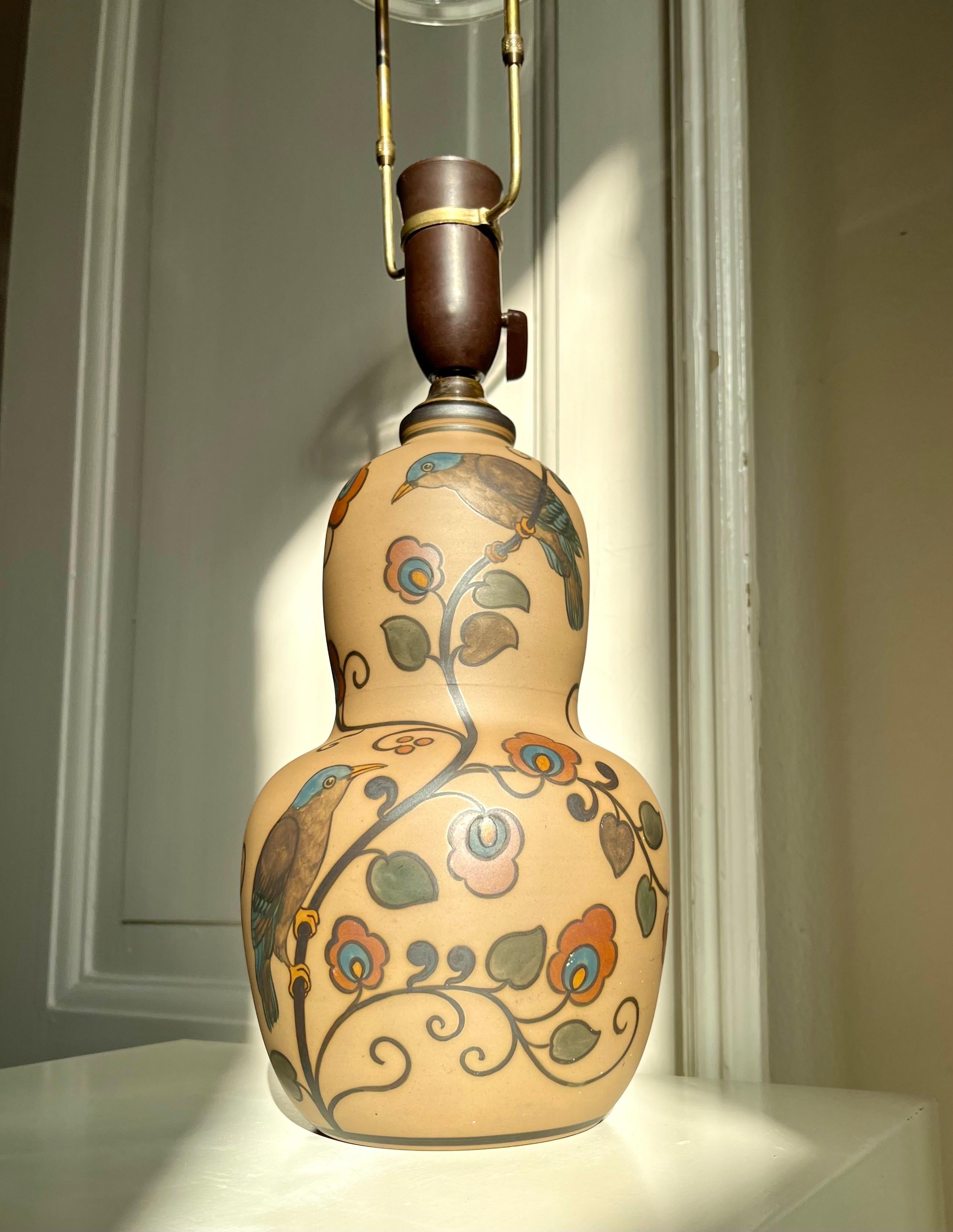 Peint à la main Lampe de table en céramique Art Nouveau décorée à la main par L. Hjorth, Danemark, années 1930 en vente