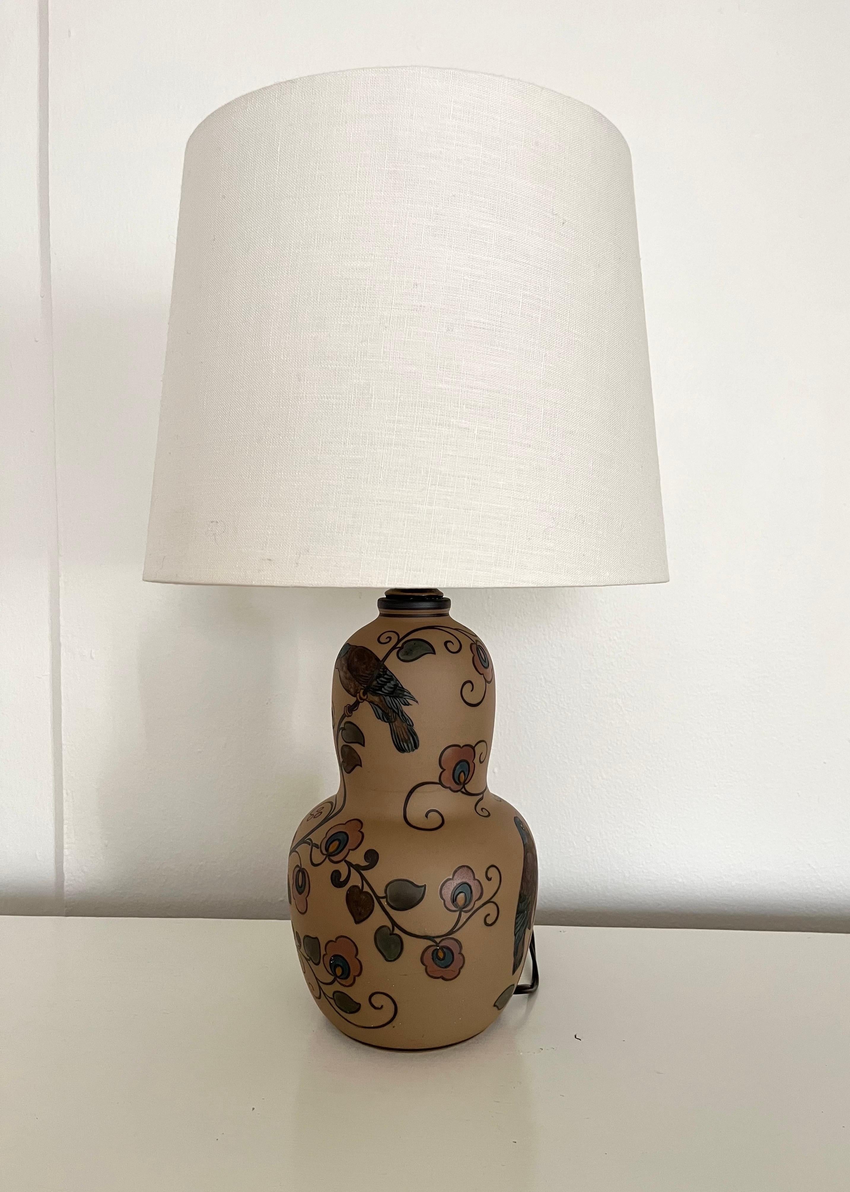 Milieu du XXe siècle Lampe de table en céramique Art Nouveau décorée à la main par L. Hjorth, Danemark, années 1930 en vente
