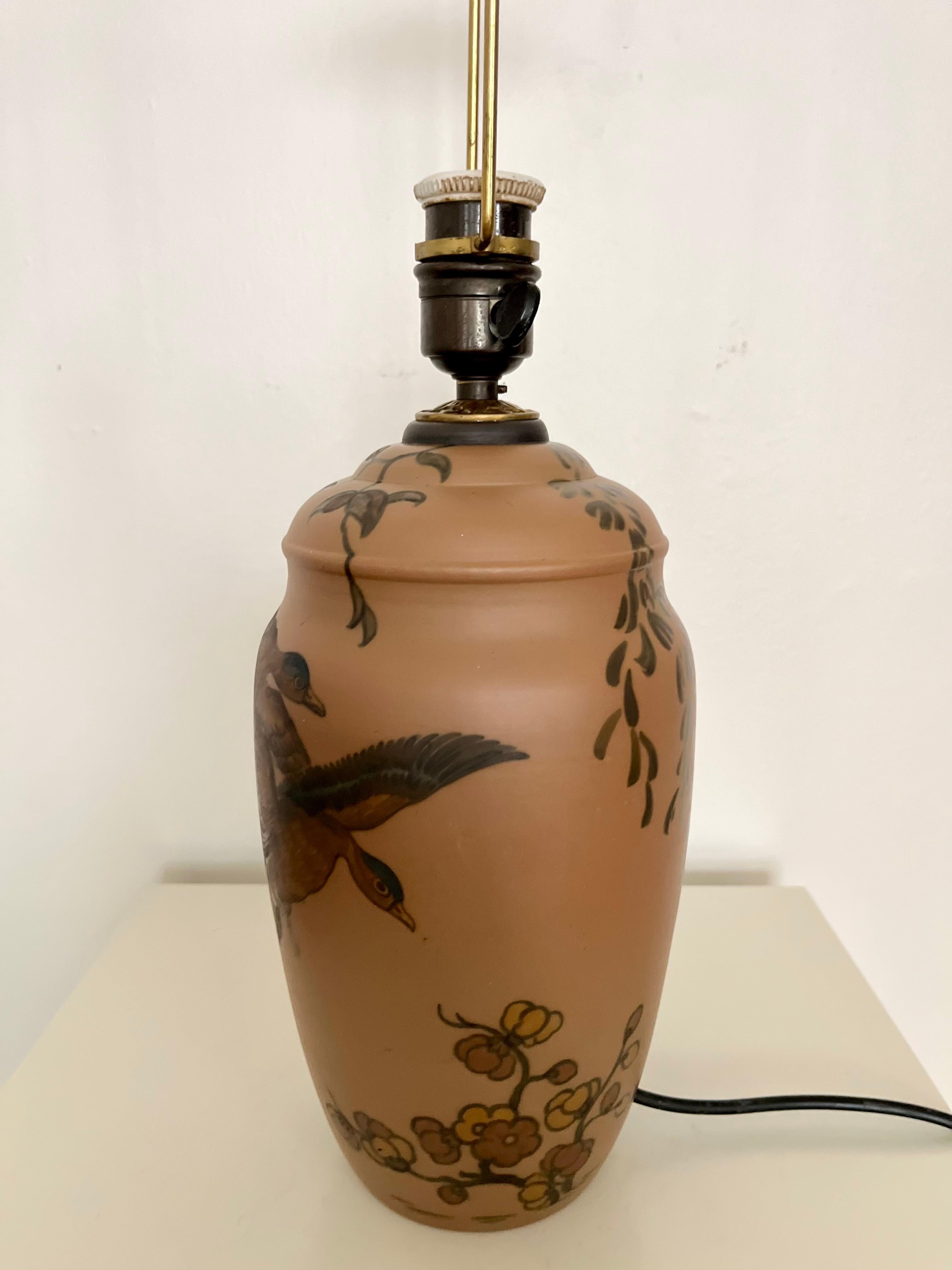 Milieu du XXe siècle Lampe de table en céramique Art Nouveau décorée à la main par L. Hjorth, Danemark, années 1930 en vente