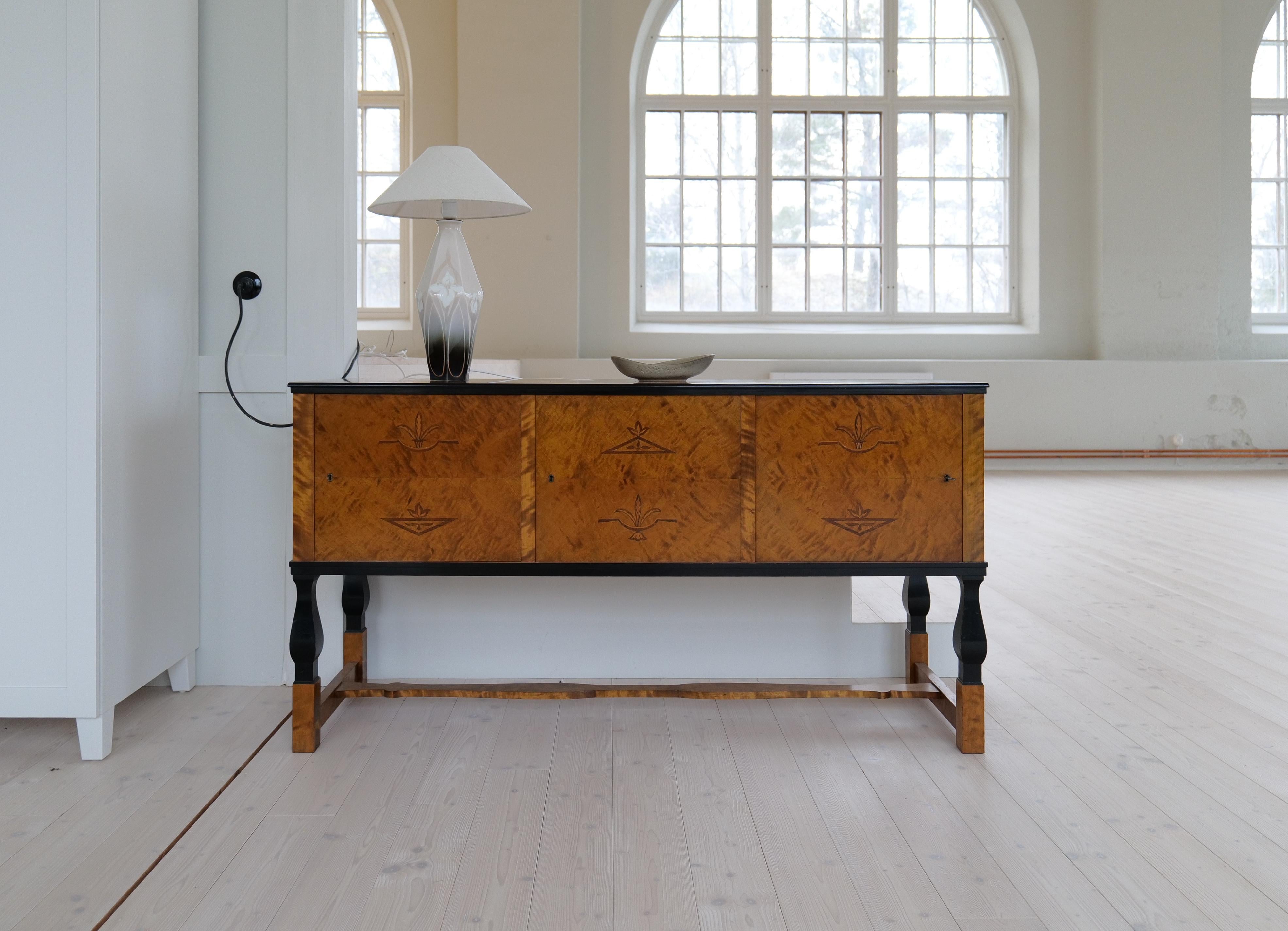 Esta rara lámpara de mesa se fabricó en la mendicidad en 1900. Hecho en la fábrica de Rörstrand y diseñado por Astrid Ewerlöf. La lámpara tiene un maravilloso cuerpo perfilado con las típicas flores Art Nouveau. Nuevo tono en made in Sweden. Esta